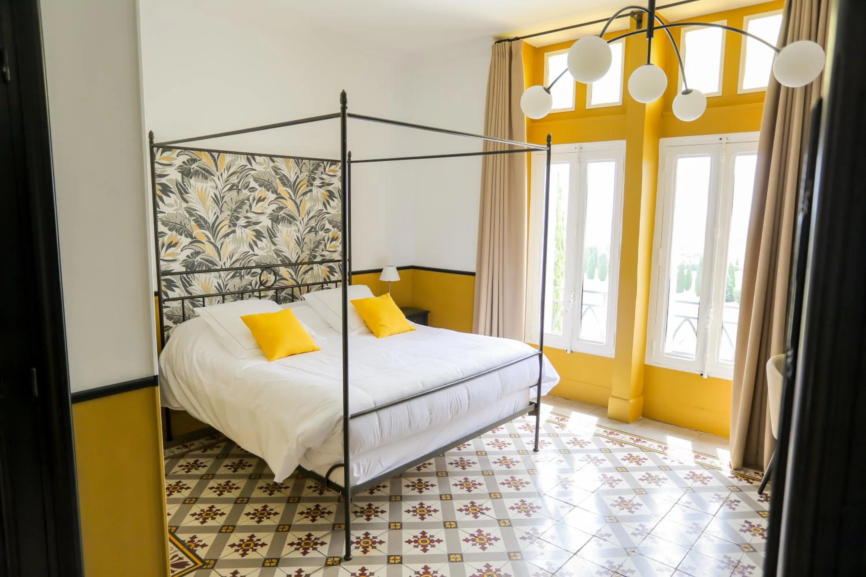 Property building, Bed in Hostellerie du Château des Fines Roches