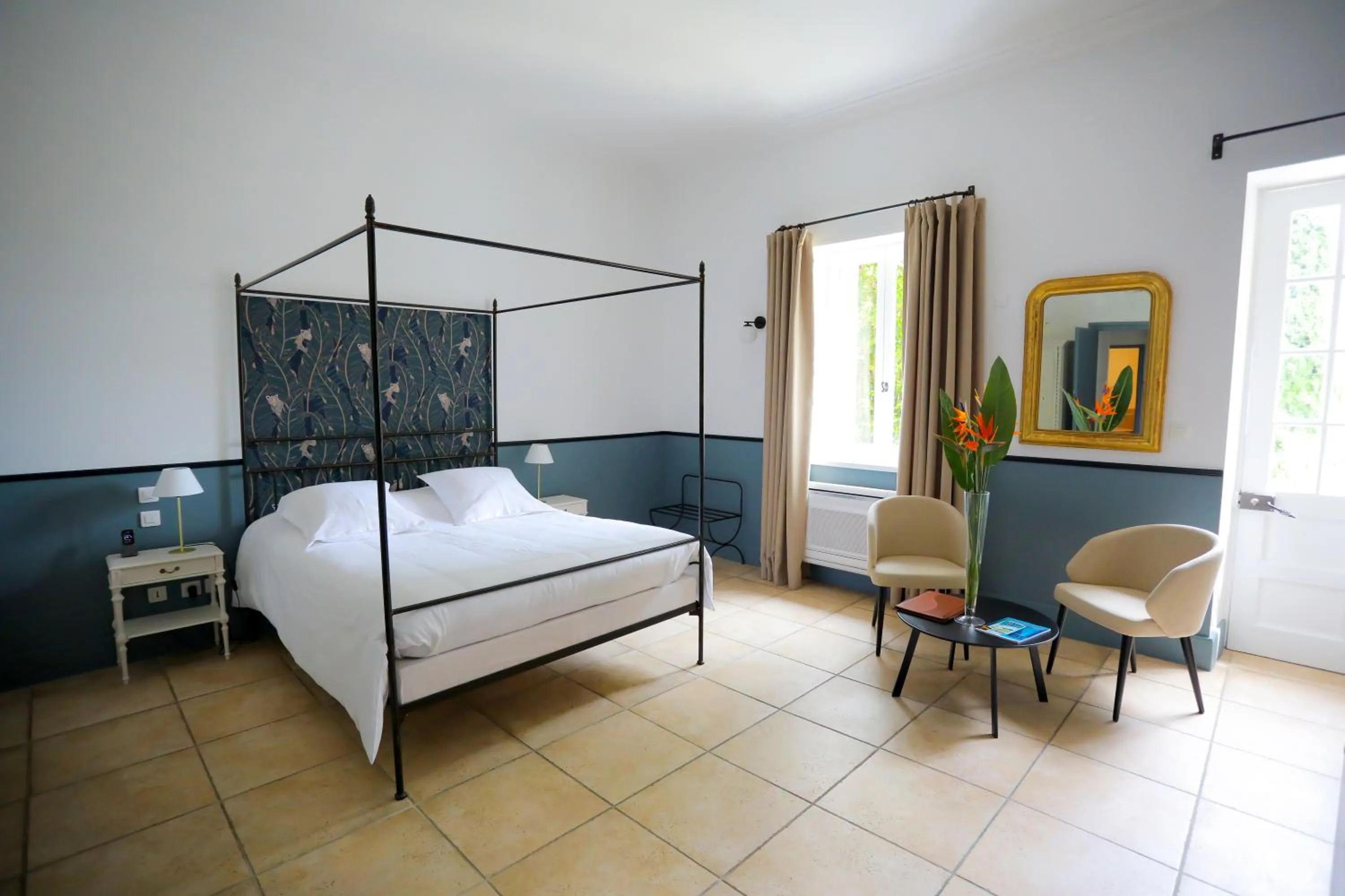 Property building, Bed in Hostellerie du Château des Fines Roches
