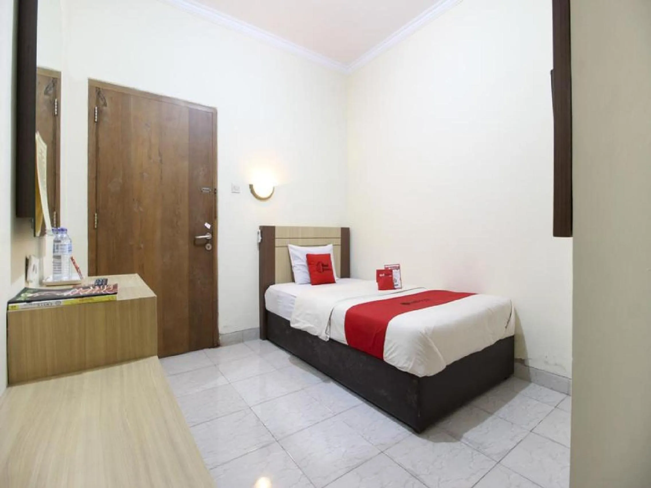 Bedroom in RedDoorz Plus near Stadion Mandala Krida