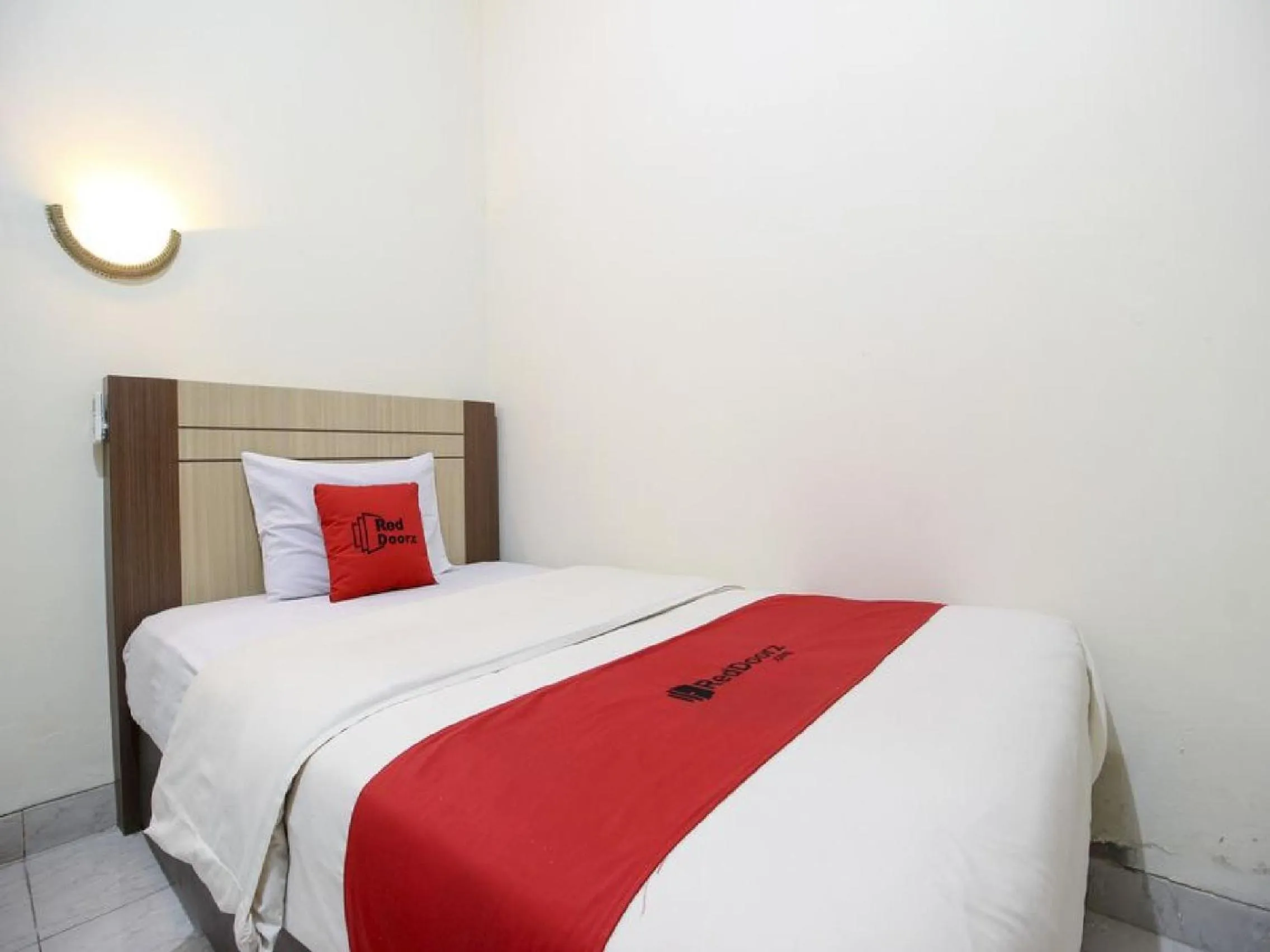 Bedroom in RedDoorz Plus near Stadion Mandala Krida
