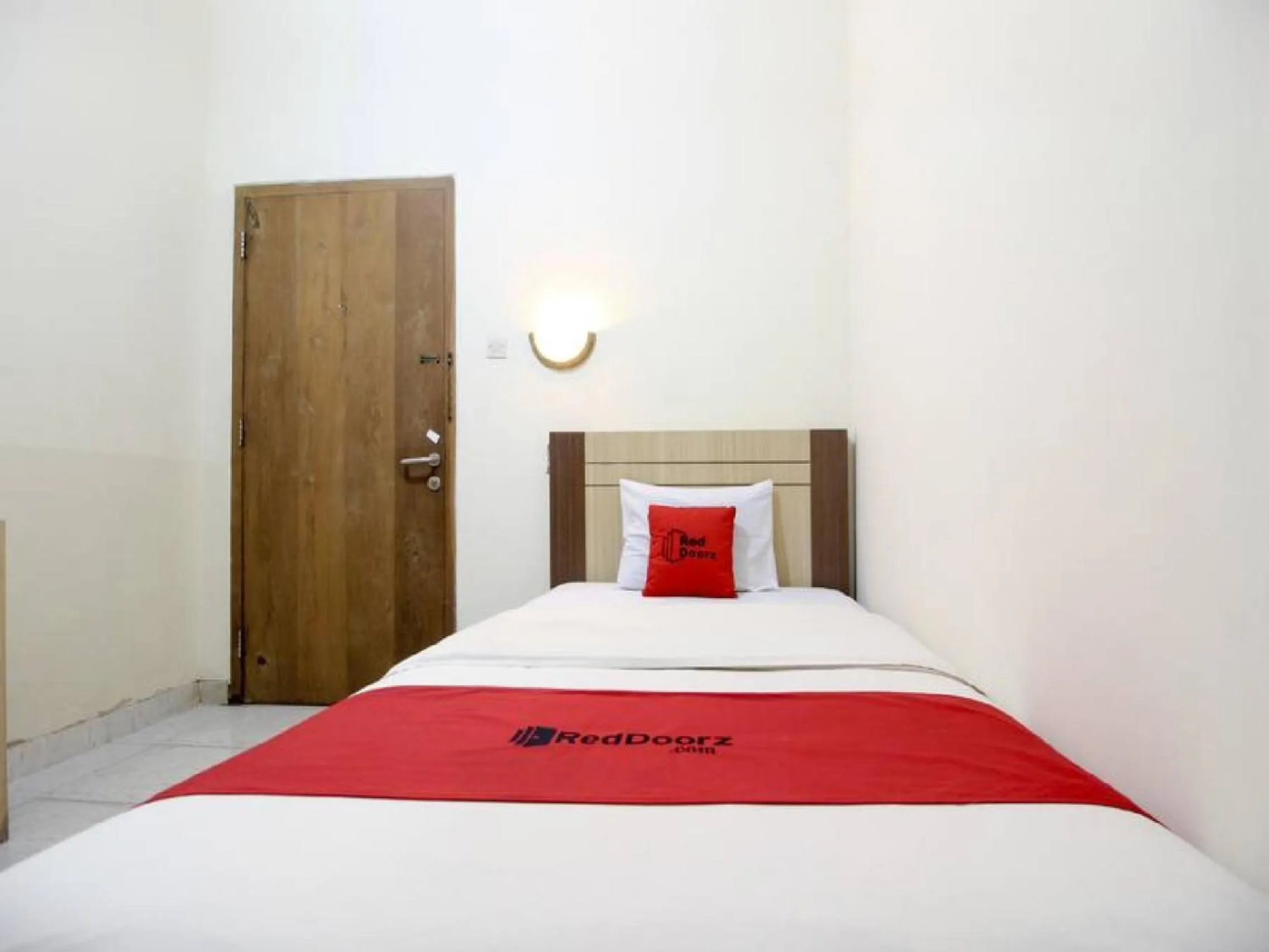 Bedroom in RedDoorz Plus near Stadion Mandala Krida