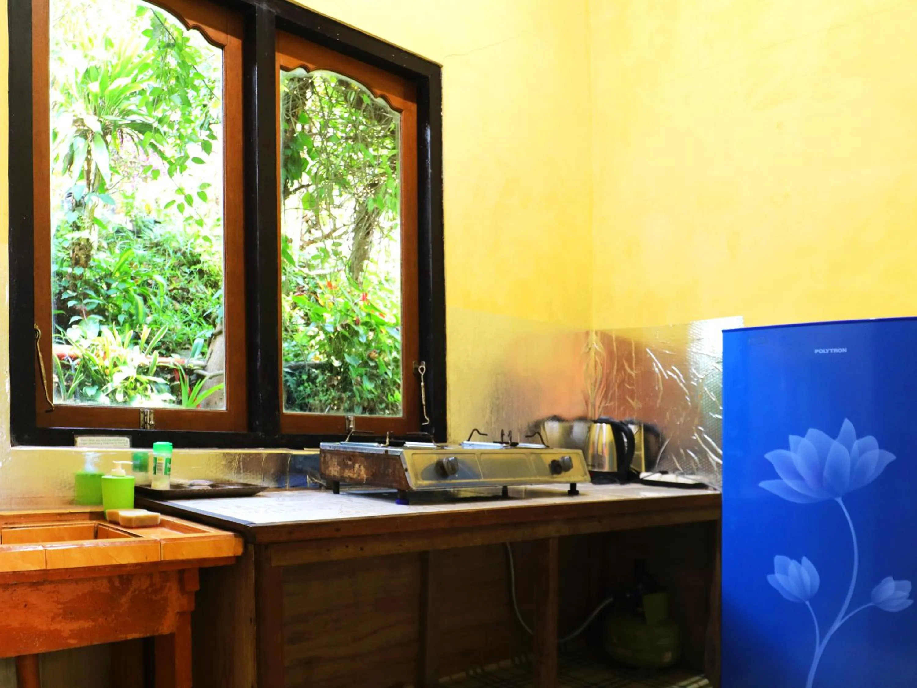 Kitchen or kitchenette in Dajan Buyan Homestay