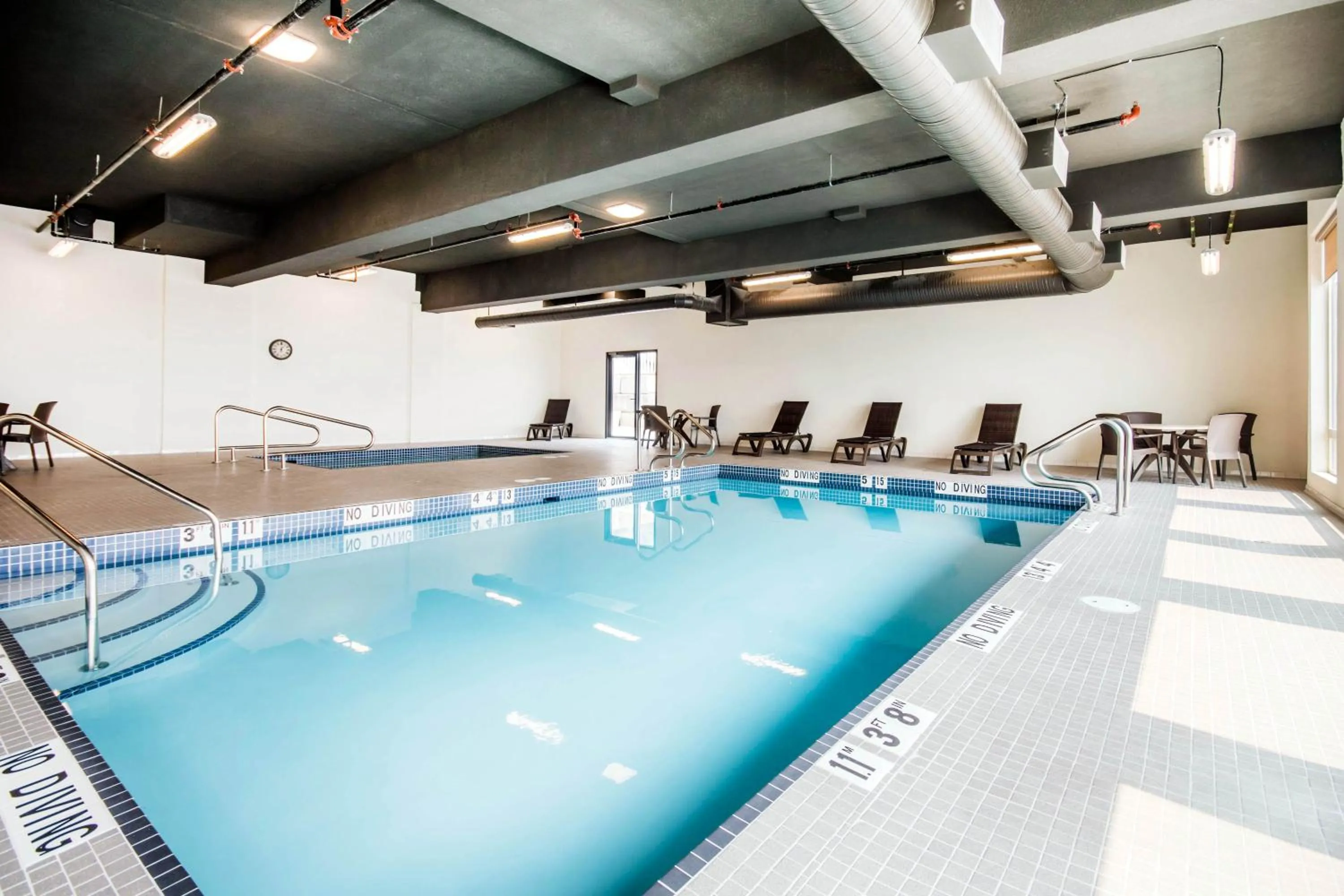 Swimming pool in Comfort Inn & Suites Merritt