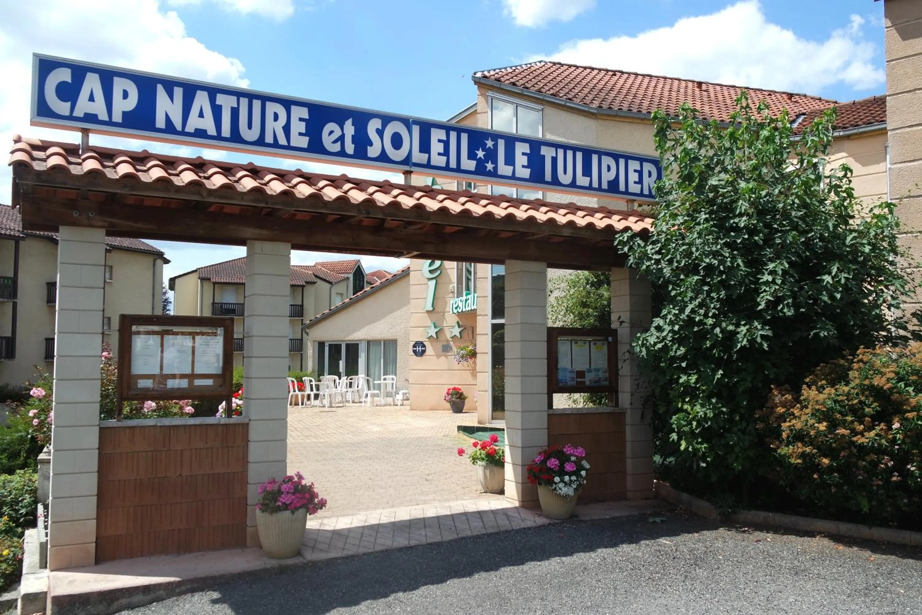 Facade/entrance in Hôtel Le Tulipier