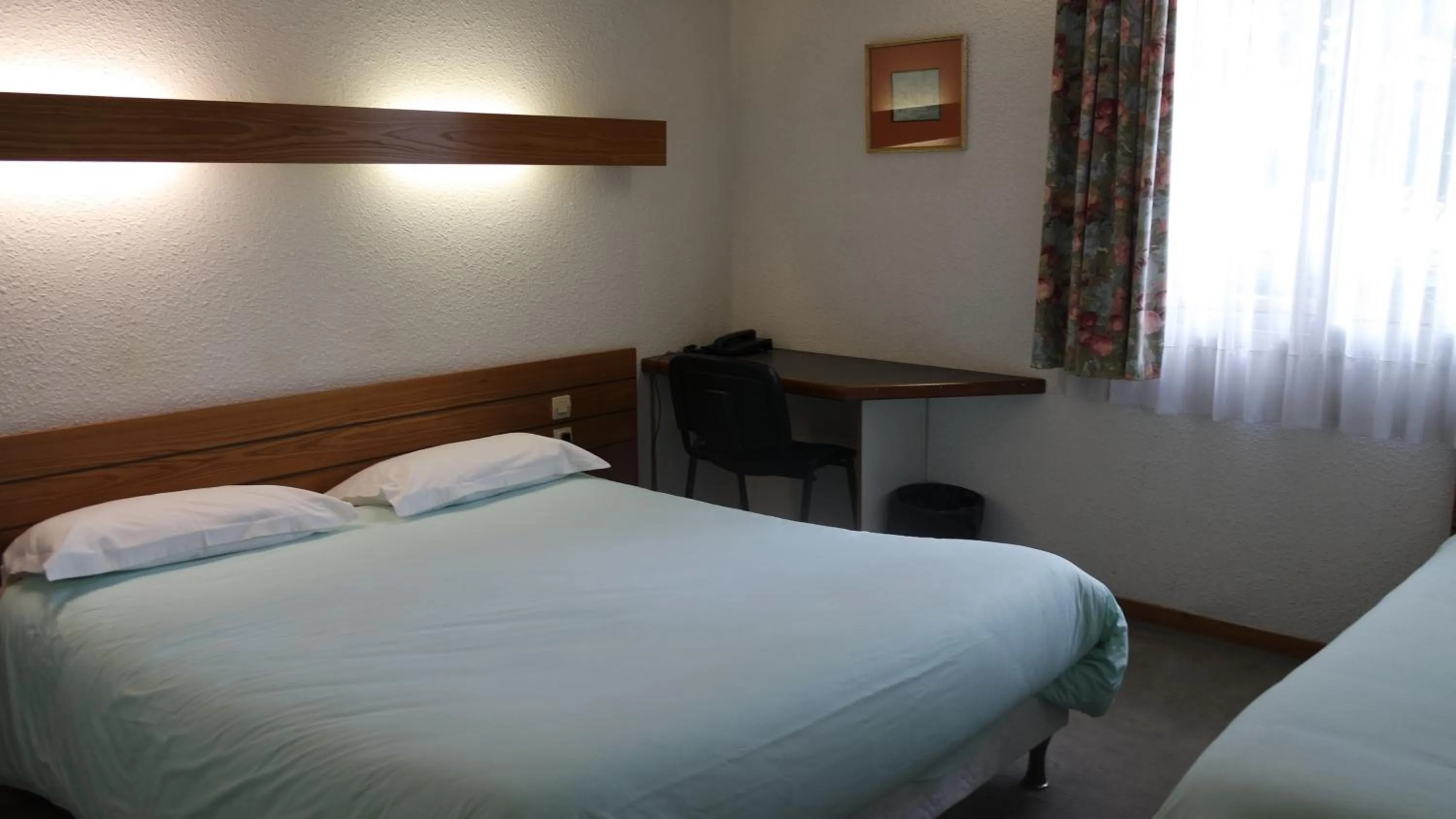 Photo of the whole room in Hôtel Le Tulipier