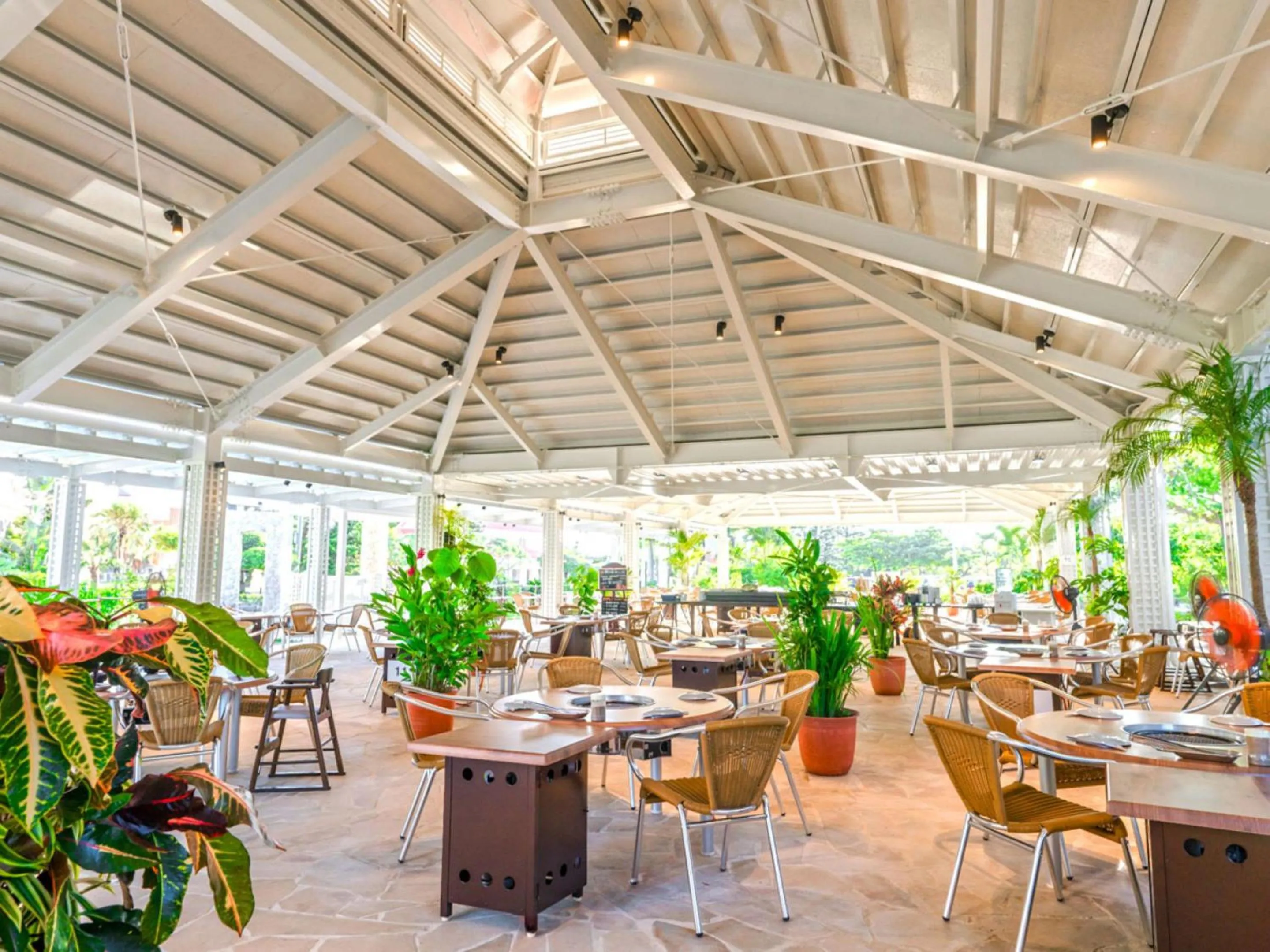 Restaurant/places to eat in Allamanda Imgya Coral Village