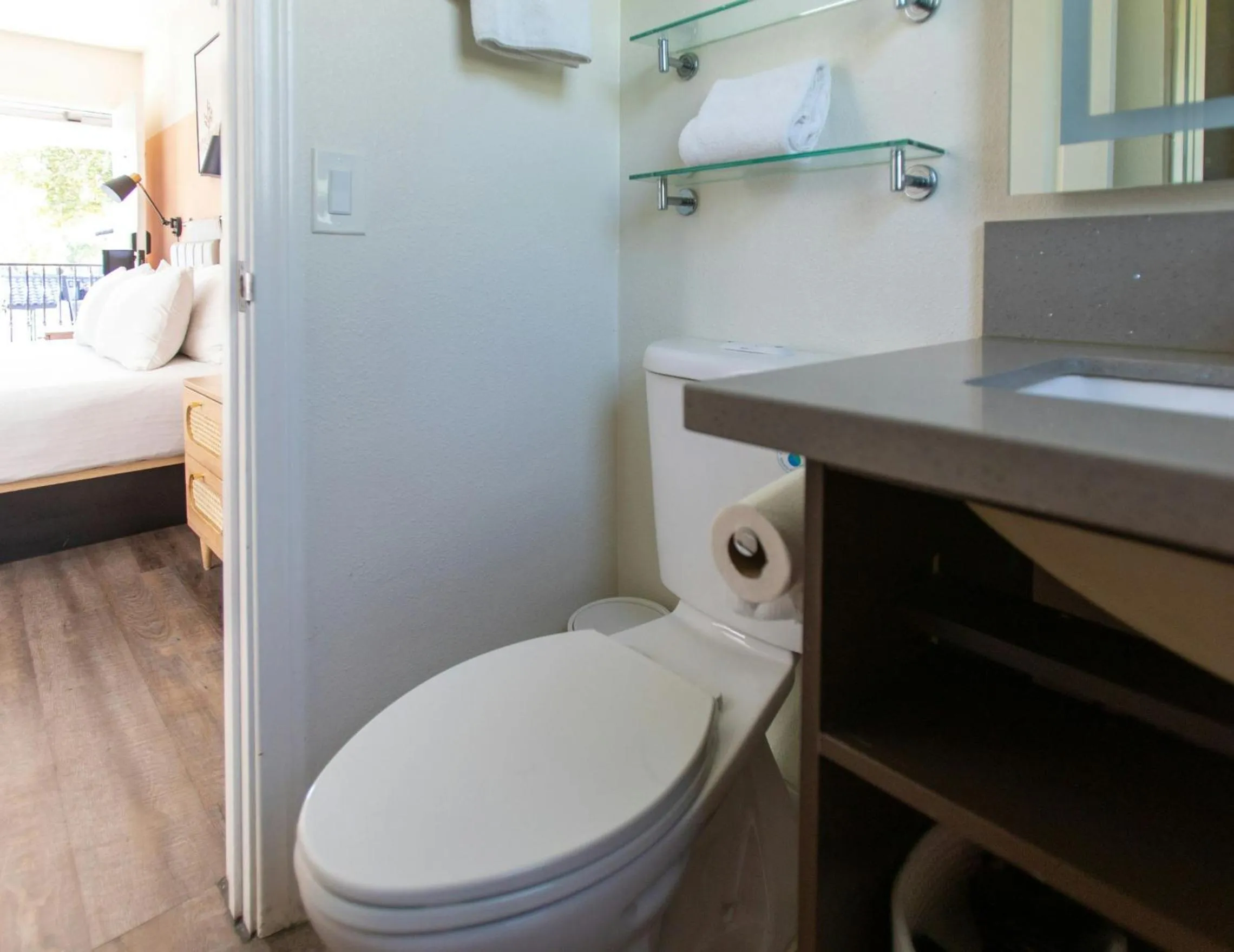Bathroom, Bed in Leland Hotel Palo Alto