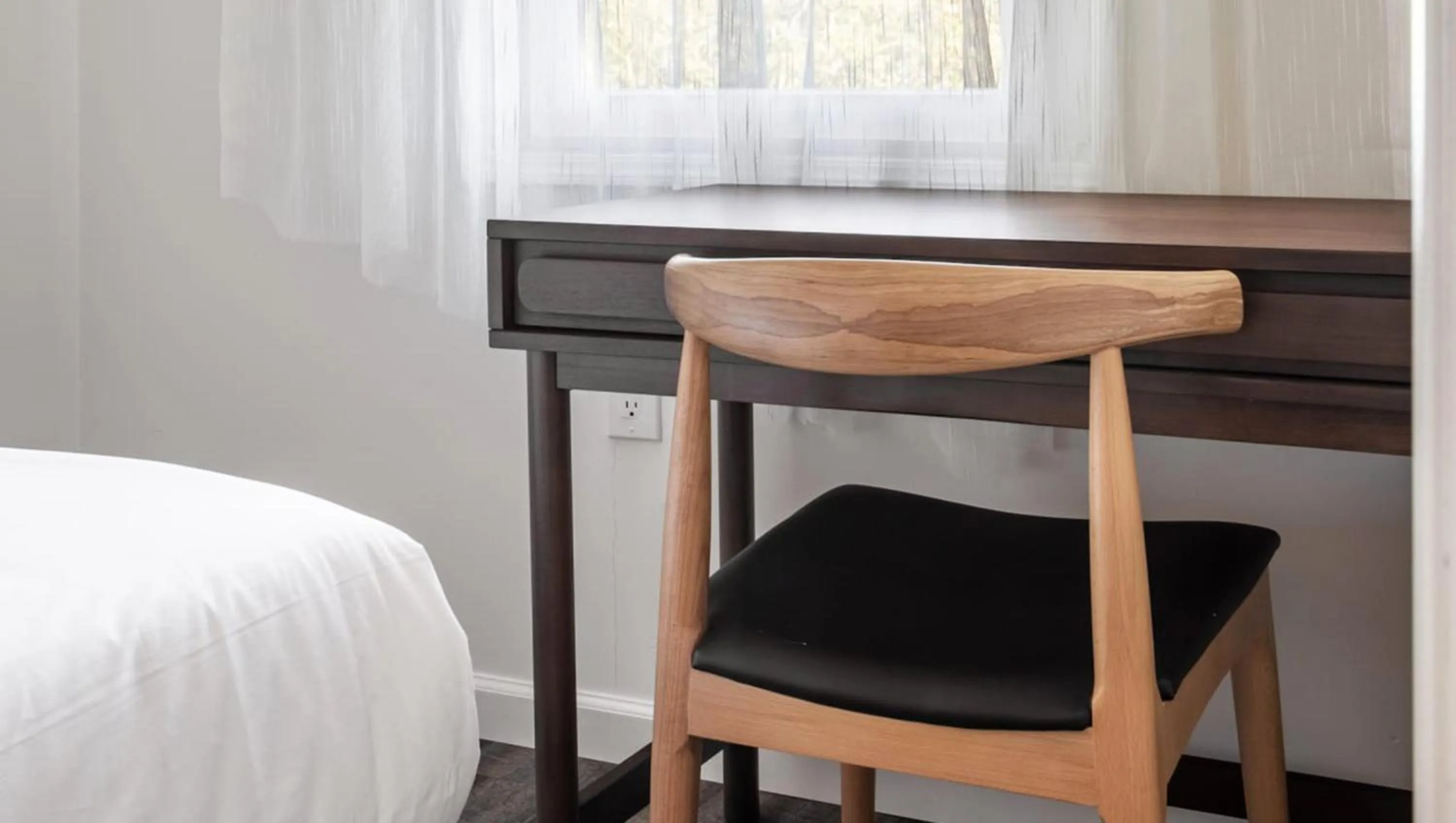 Photo of the whole room, Bed in Leland Hotel Palo Alto