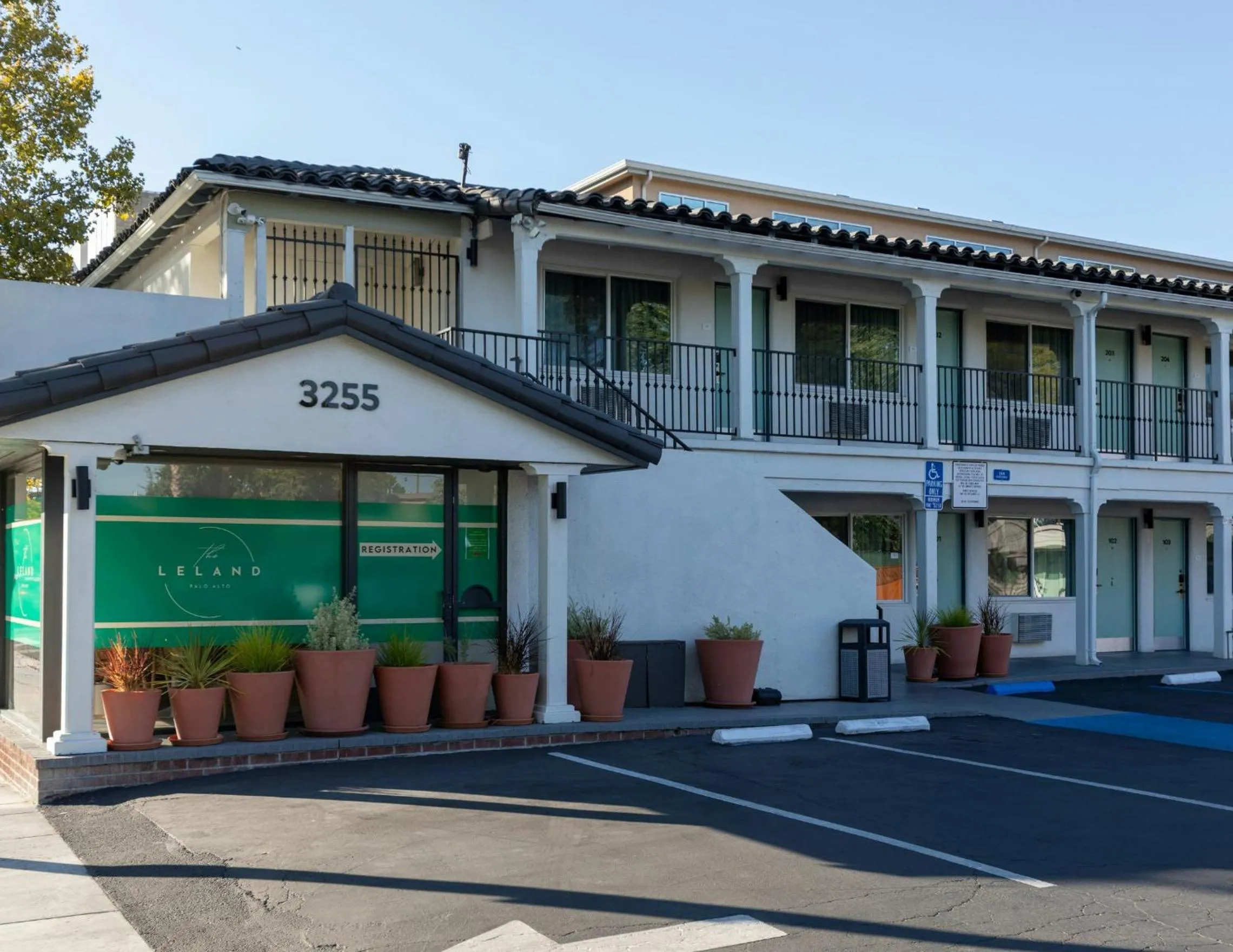 Facade/entrance in Leland Hotel Palo Alto