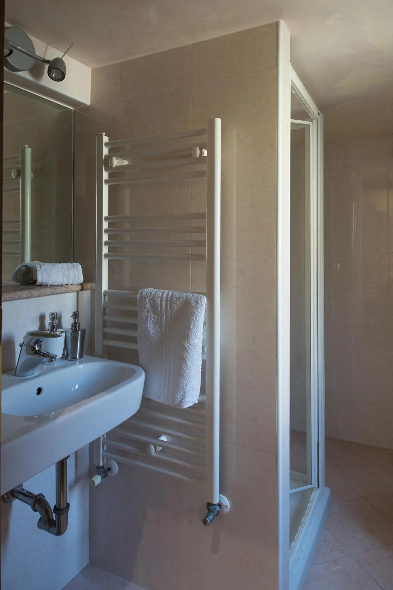 Bathroom in Angeles Inn