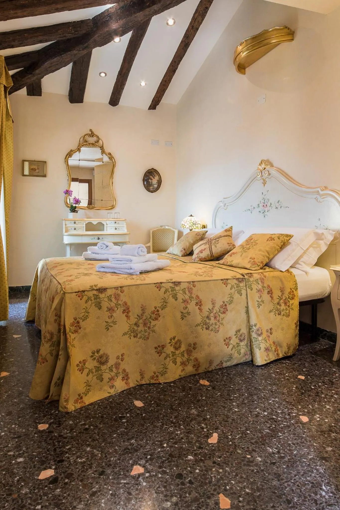 Photo of the whole room, Bed in Angeles Inn