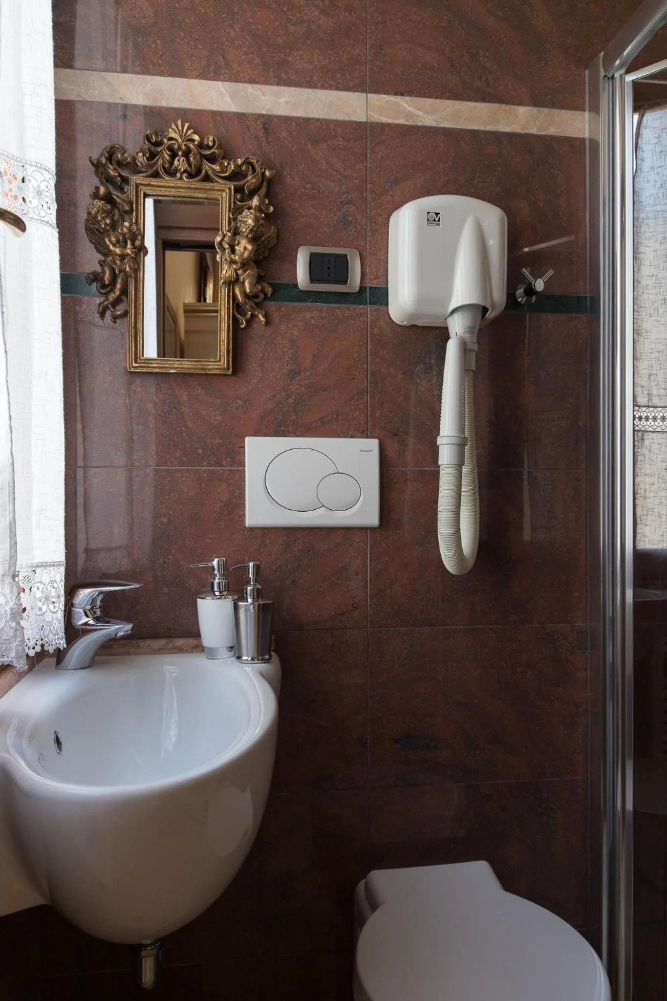 Bathroom in Angeles Inn