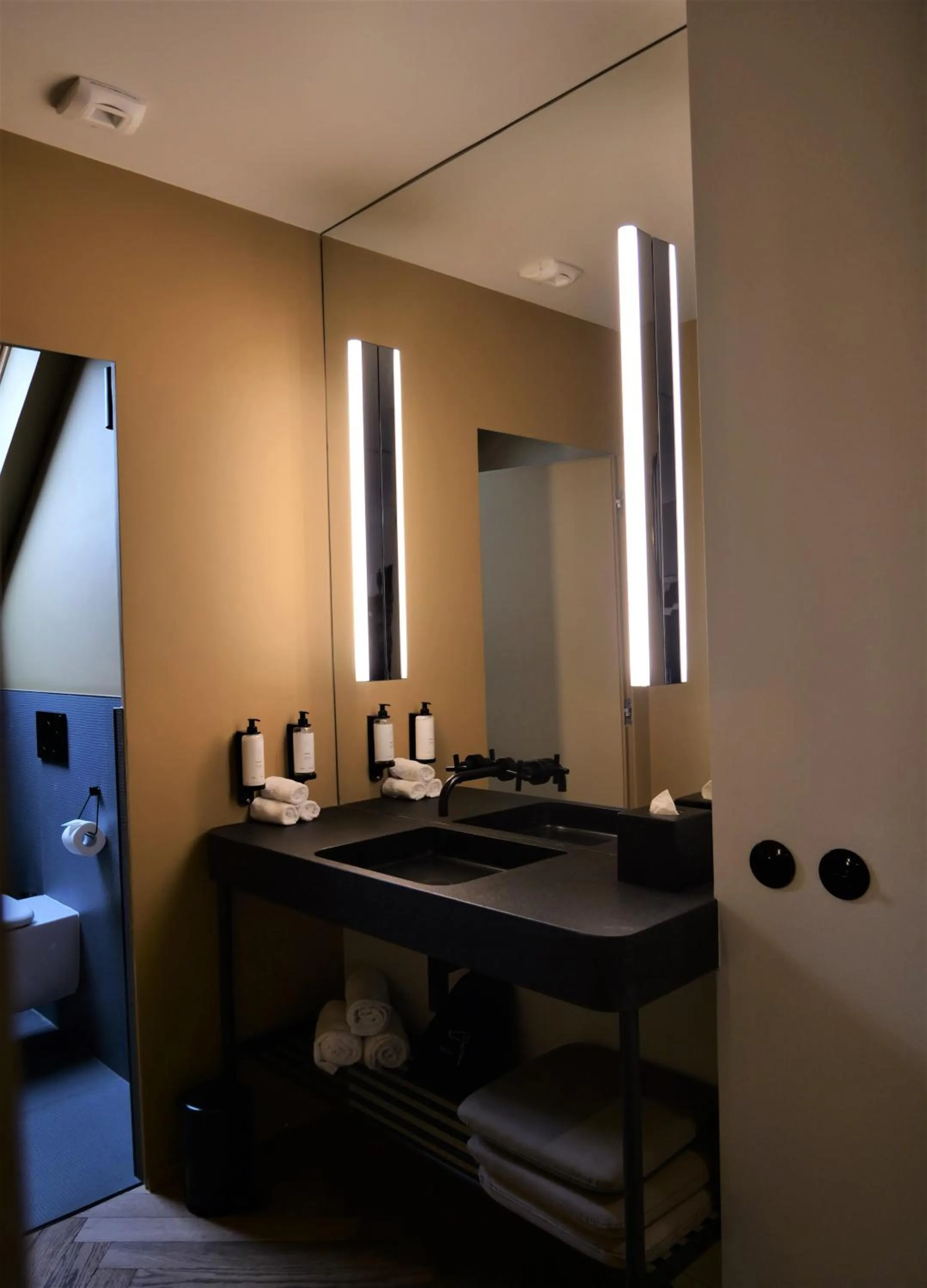 Bathroom in Hôtel National Des Arts et Métiers