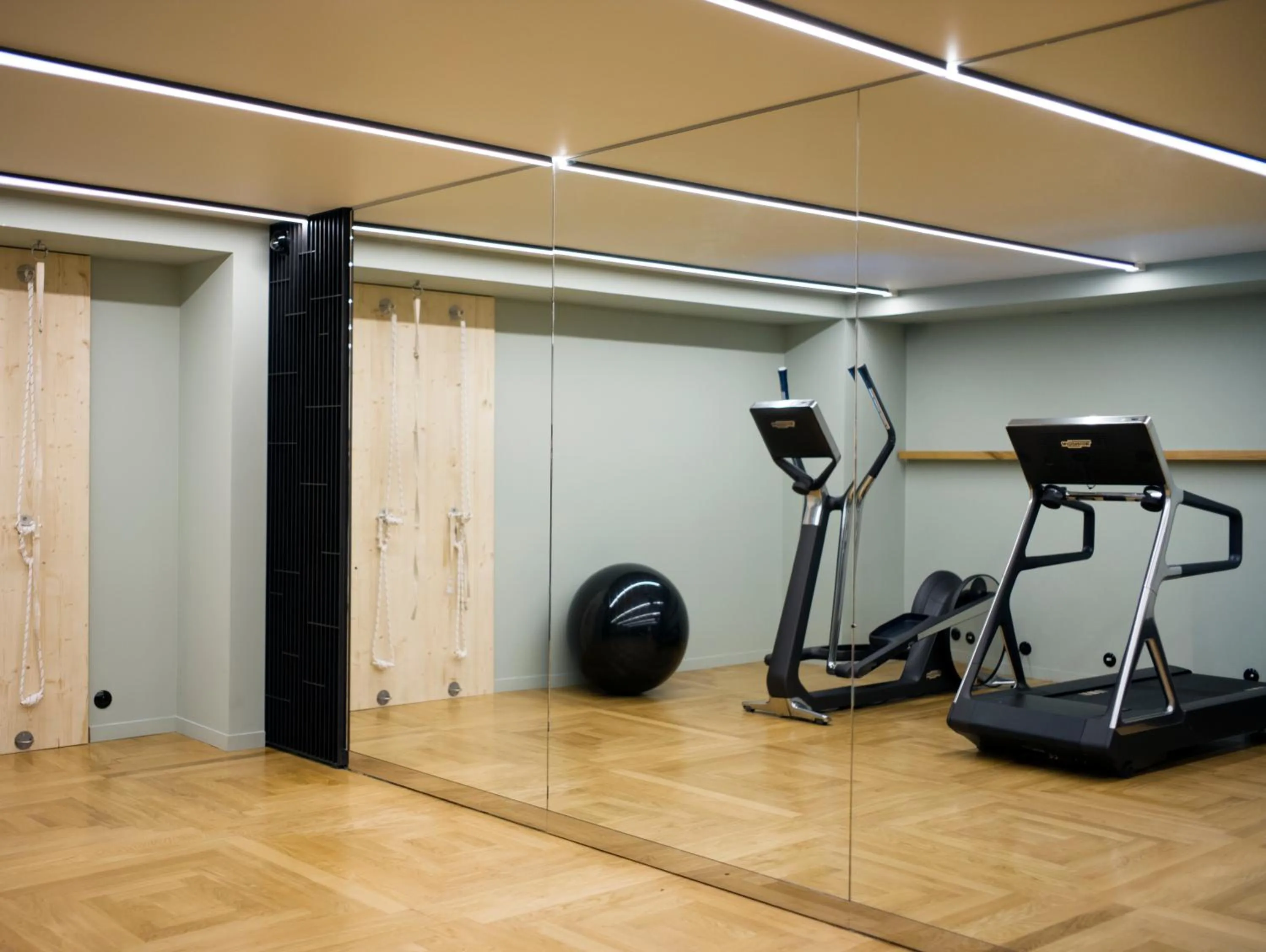 Fitness centre/facilities in Hôtel National Des Arts et Métiers