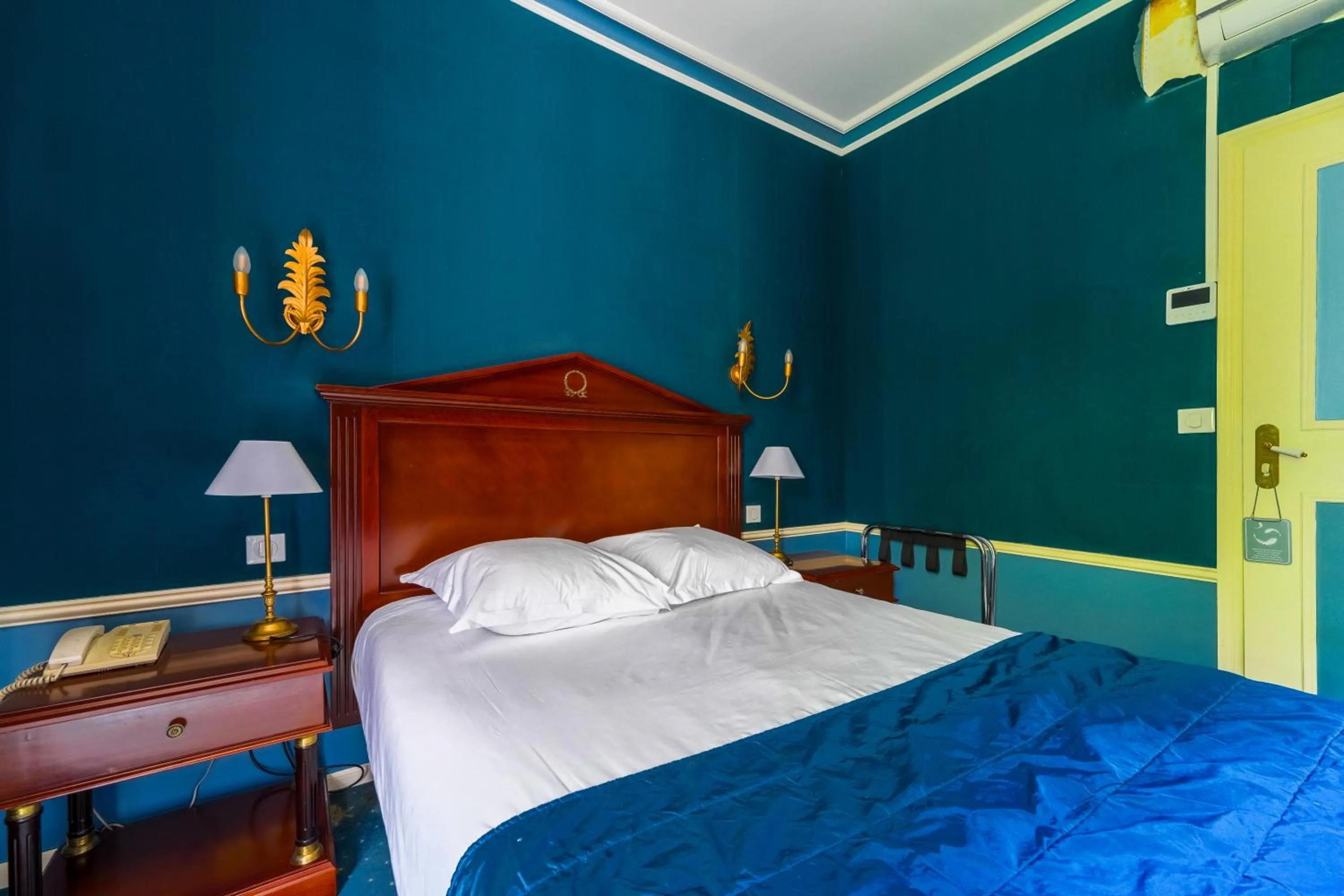 Bed in Hôtel Les Maréchaux