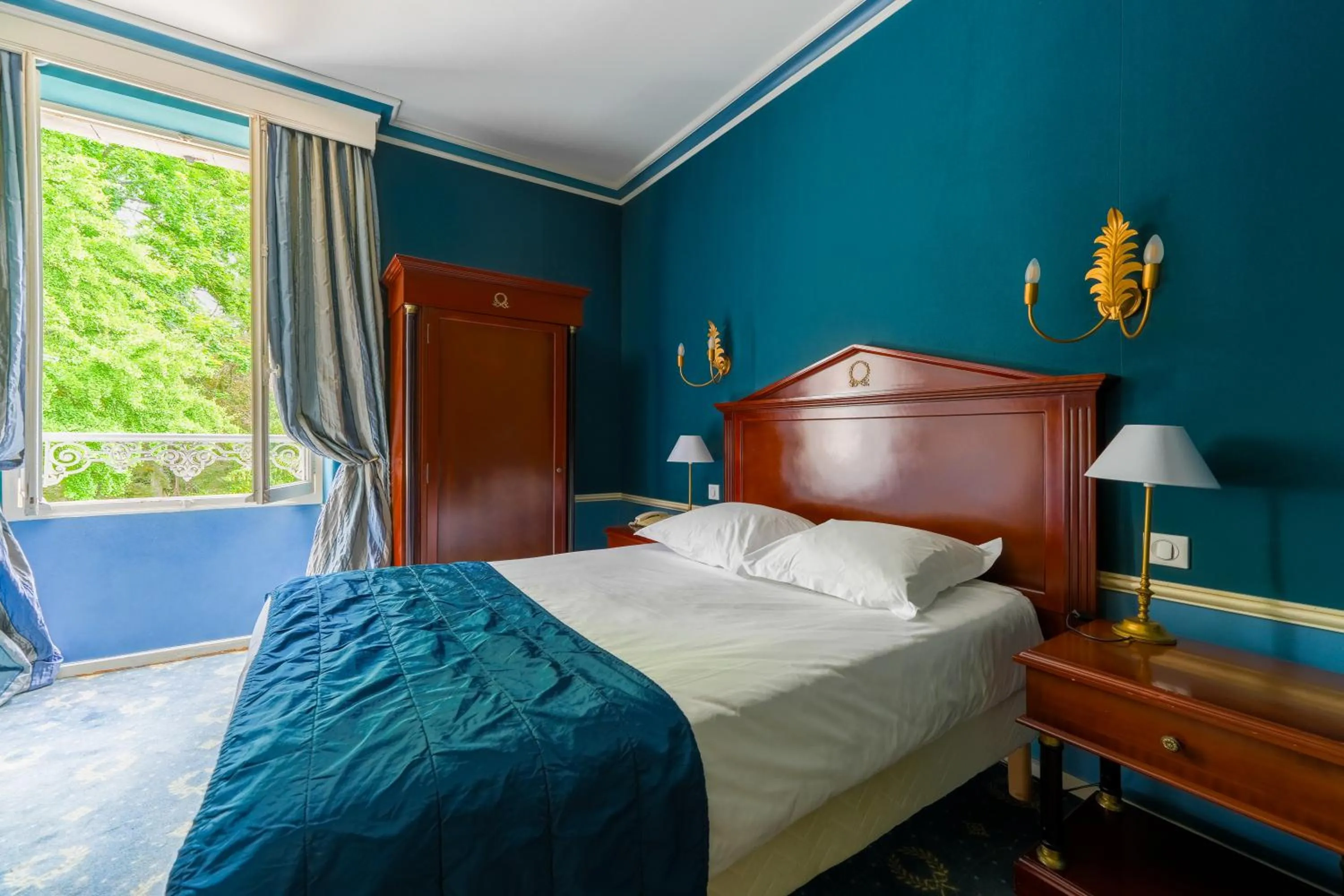 Bed in Hôtel Les Maréchaux