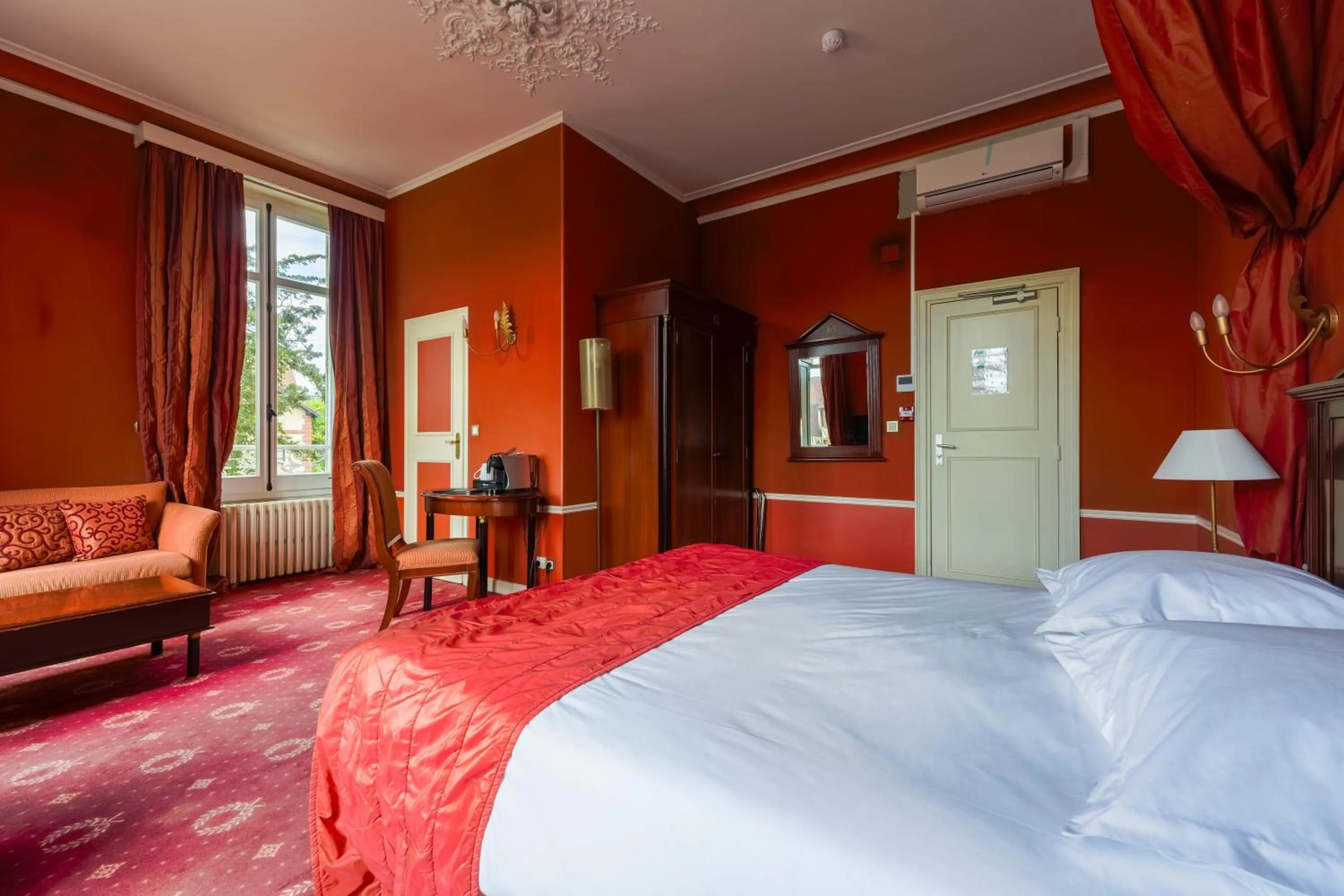 Bed in Hôtel Les Maréchaux