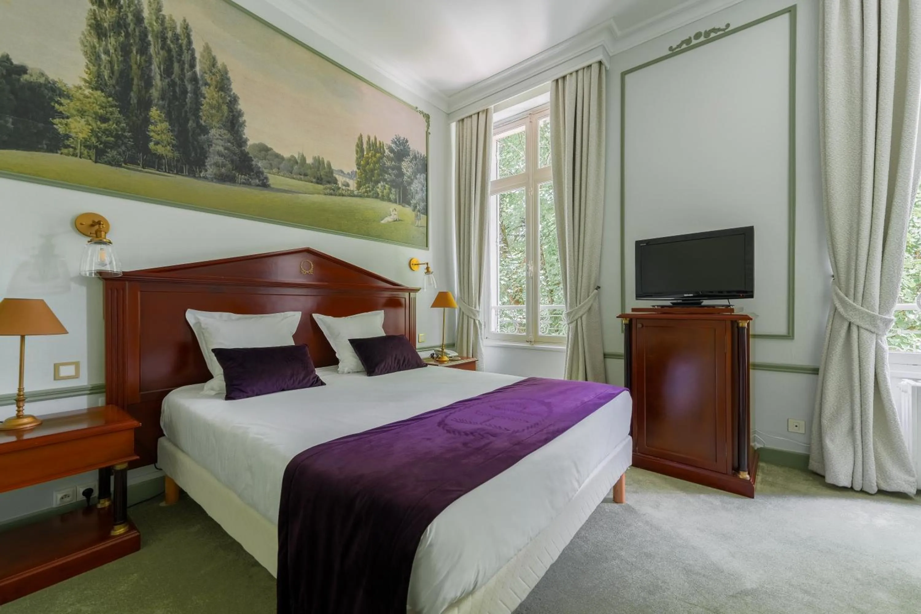 Bed in Hôtel Les Maréchaux