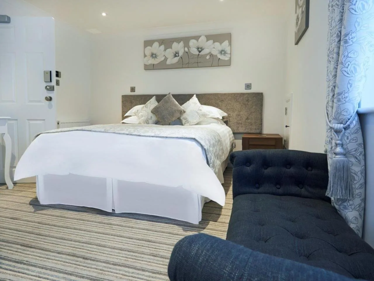 Bedroom, Bed in The Rose and Crown