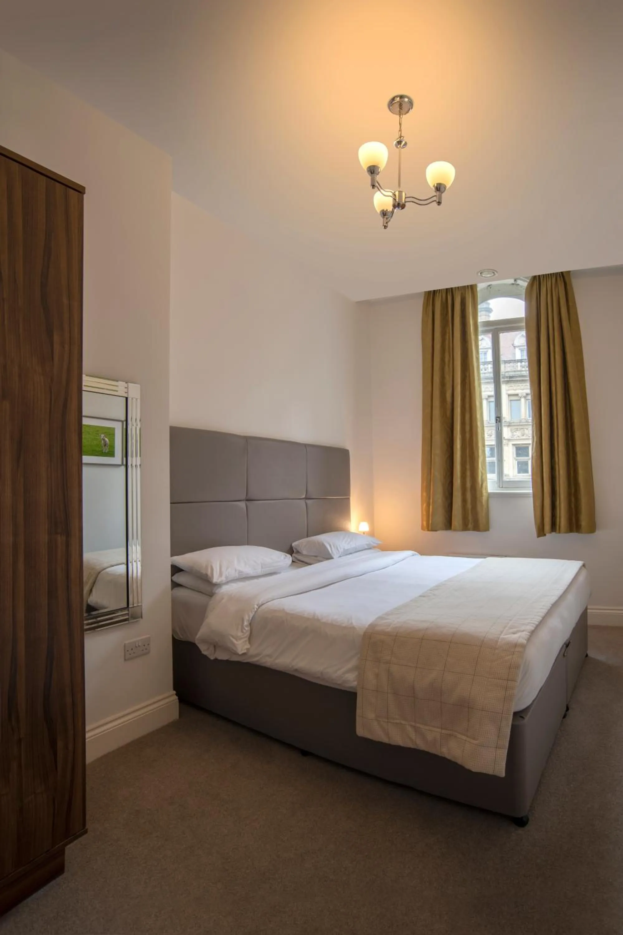 Bedroom, Bed in The Castle Collection - 25 Castle Street