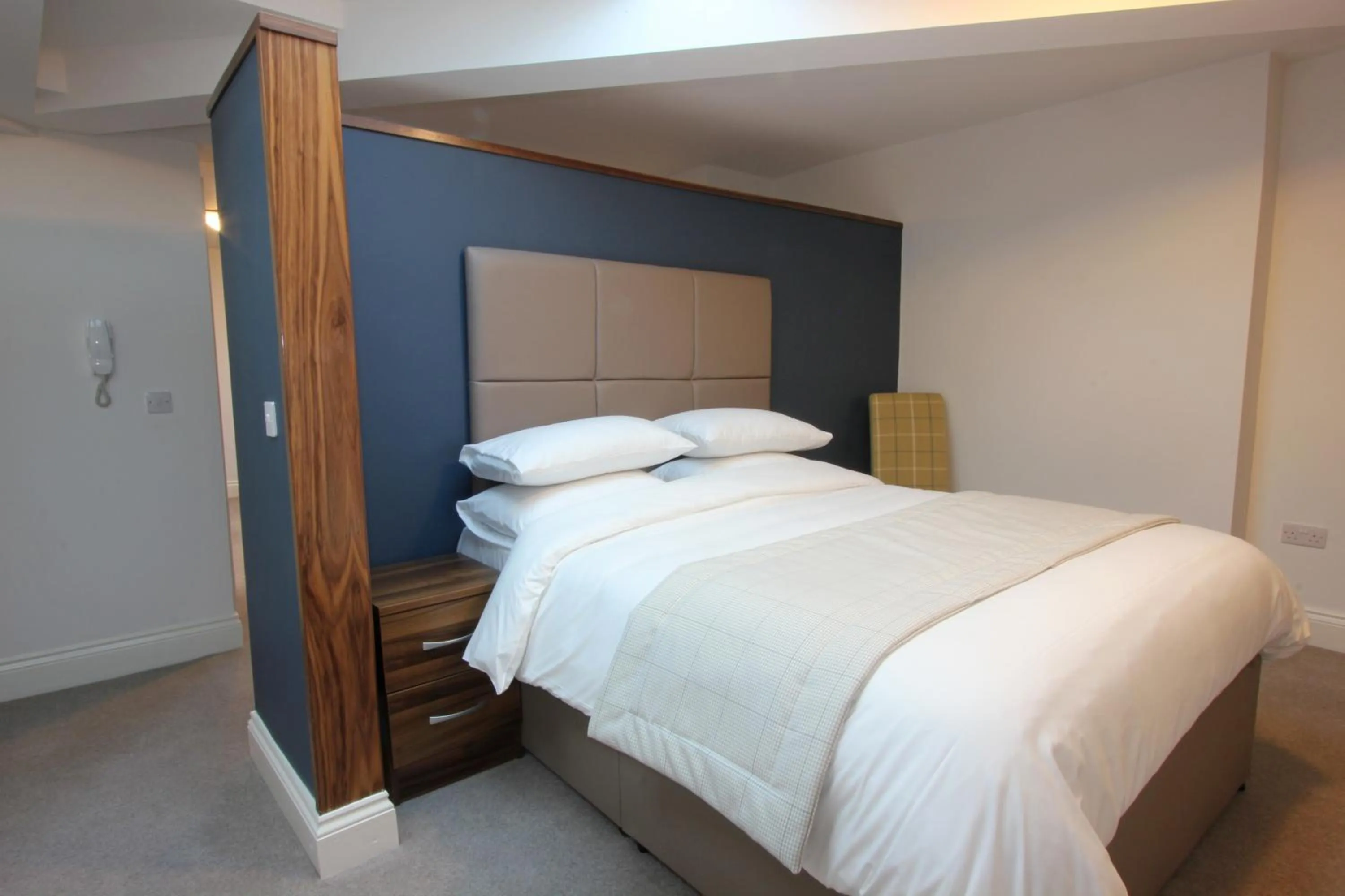 Bedroom, Bed in The Castle Collection - 25 Castle Street