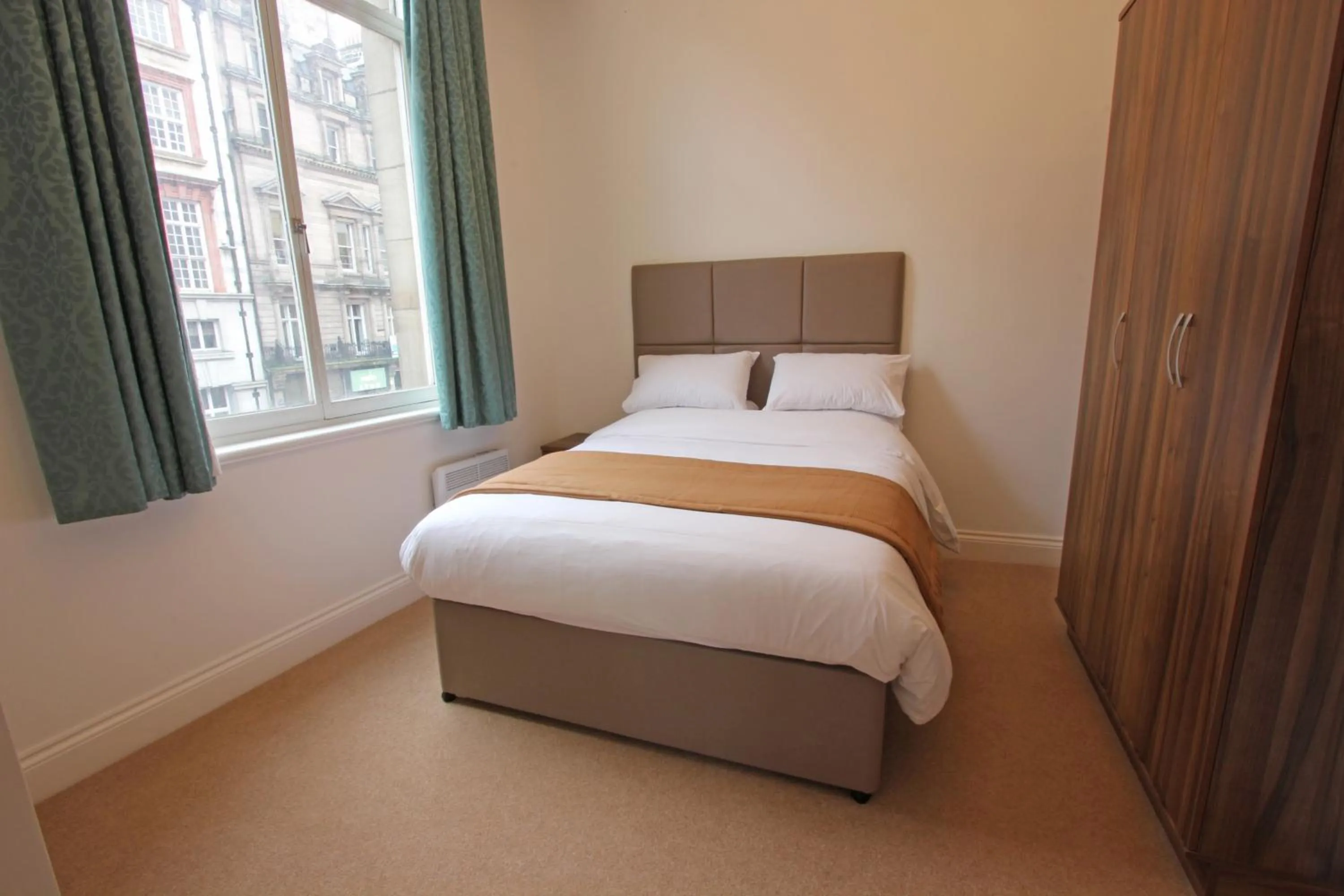 Bedroom, Bed in The Castle Collection - 25 Castle Street