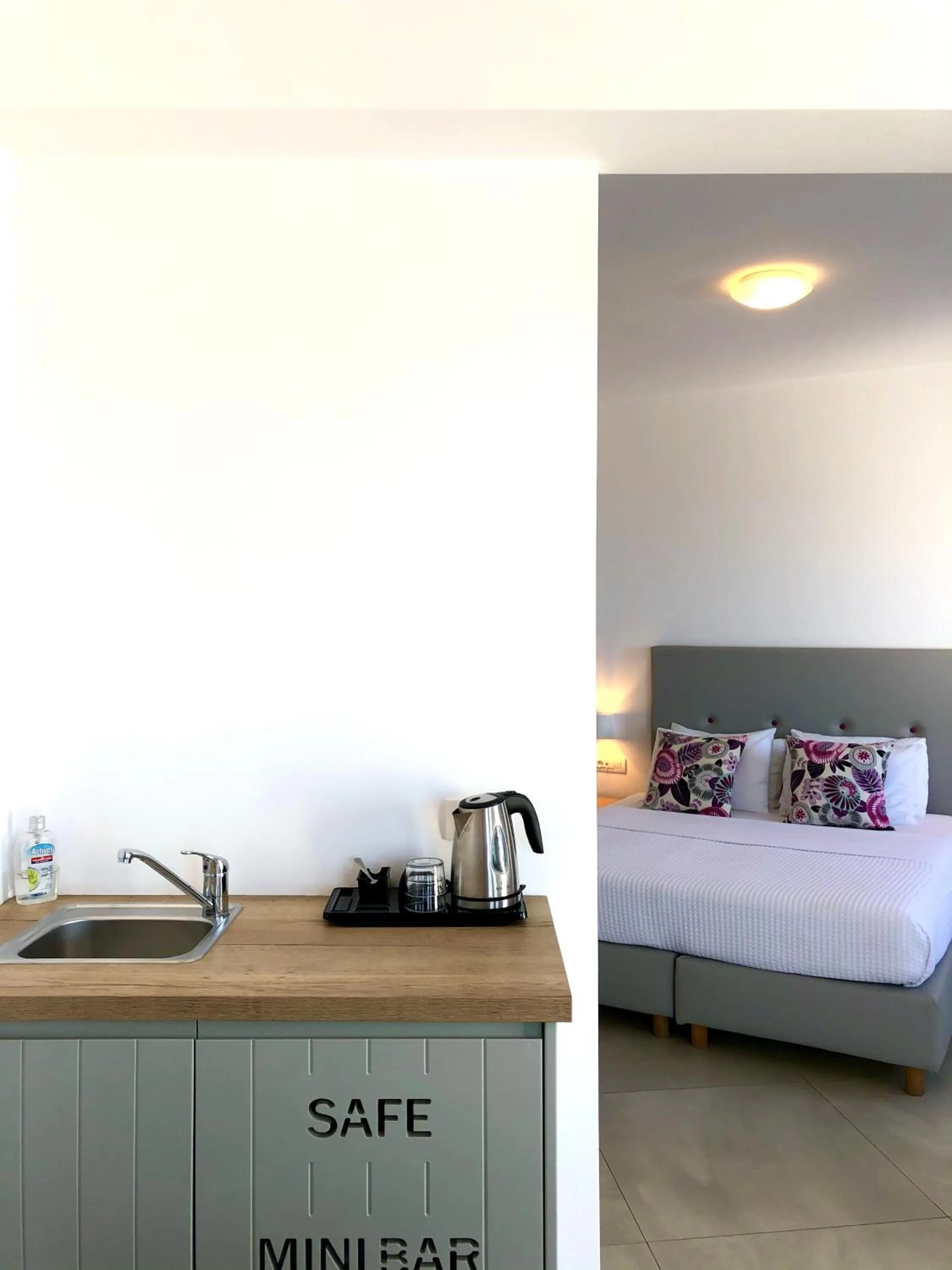 Coffee/tea facilities, Bed in Aperanto Suites