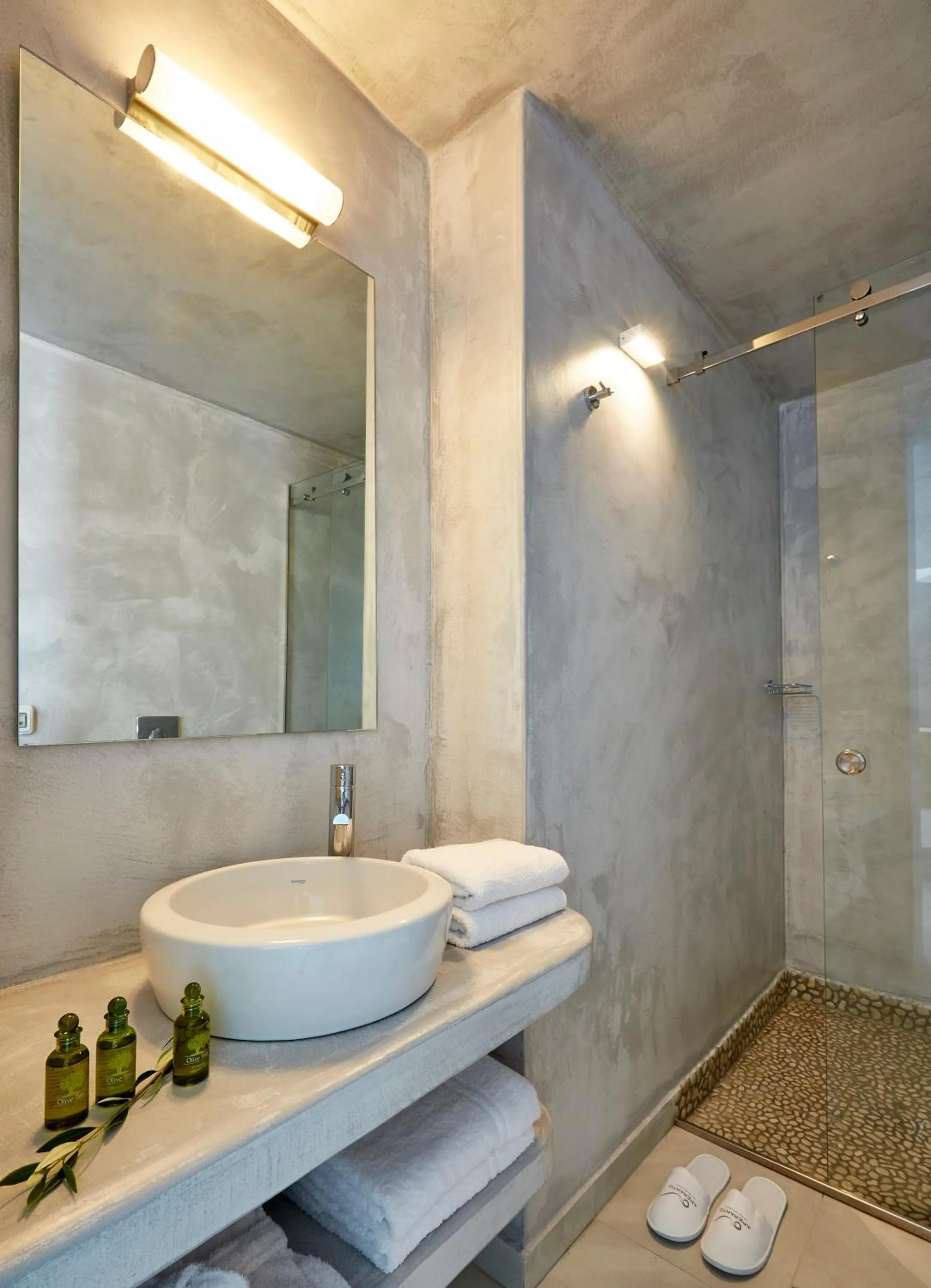 Shower in Aperanto Suites