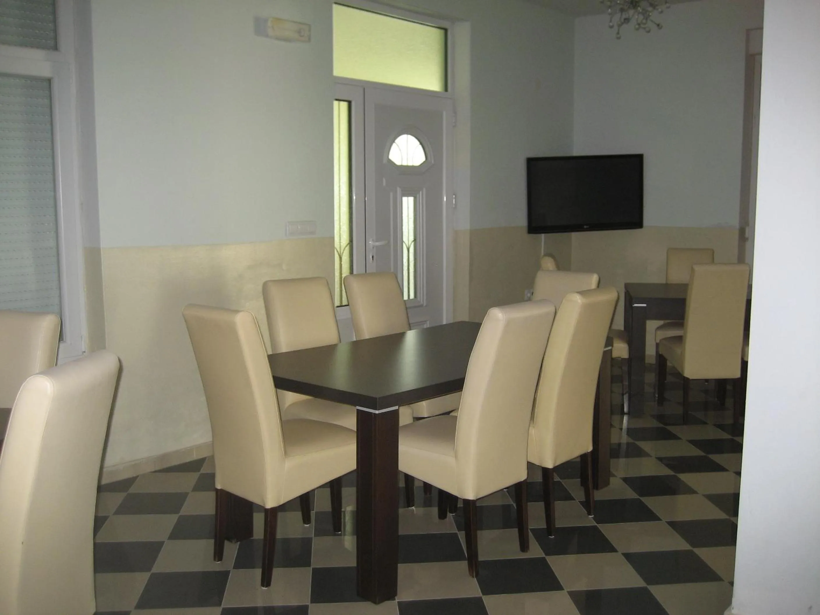 Communal lounge/ TV room in Guest House Vila Mimoza