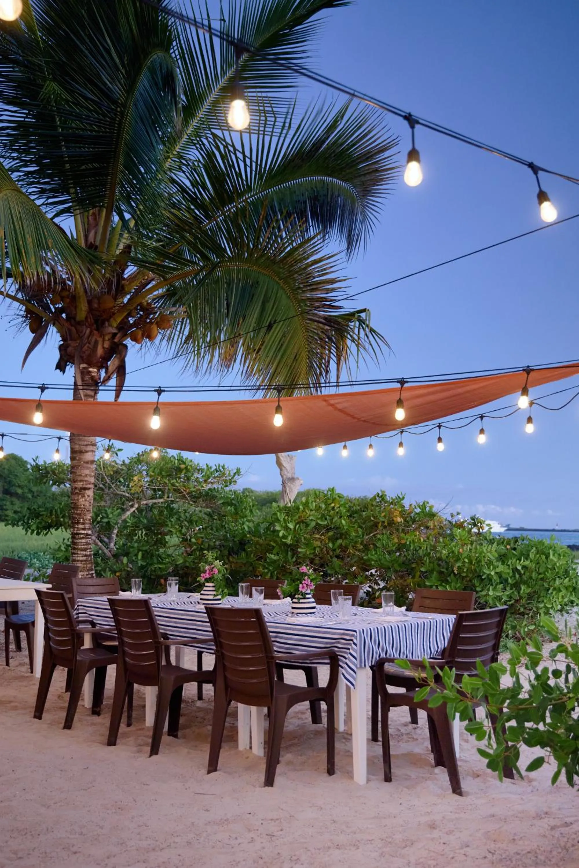 Restaurant/places to eat in Hotel Isamar Galapagos Beachfront