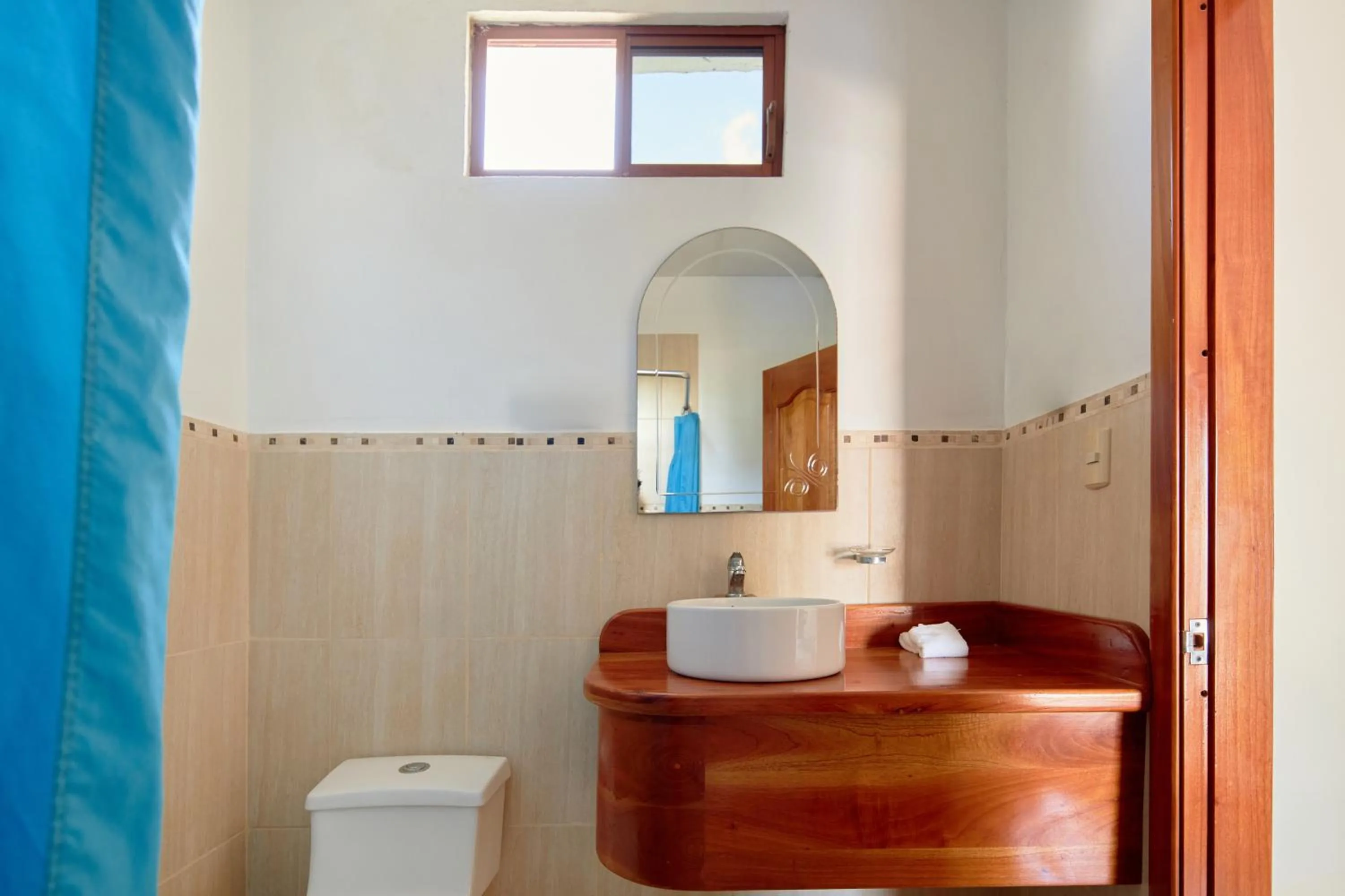 Toilet in Hotel Isamar Galapagos Beachfront