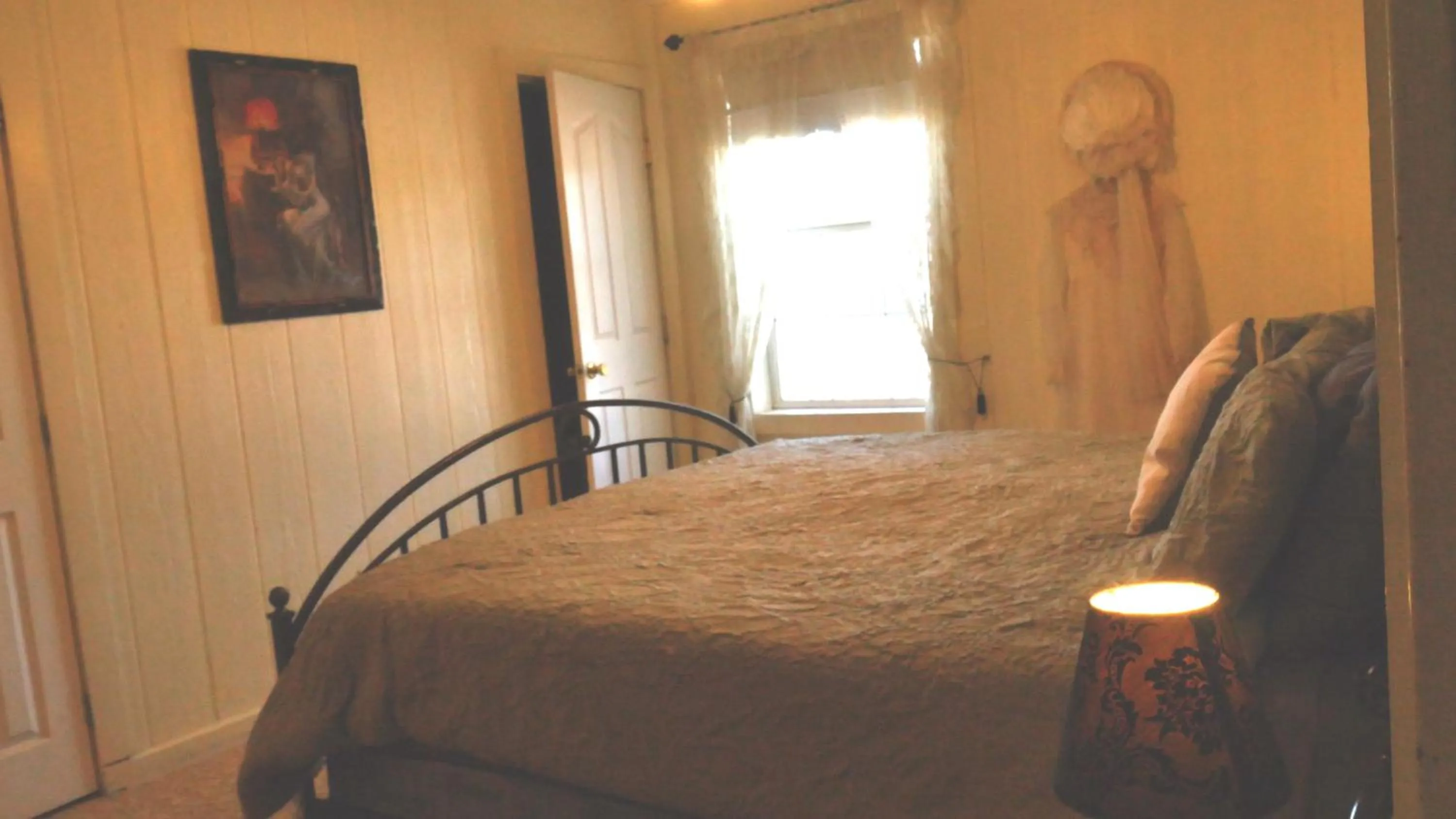 Bed in Tombstone Bordello Bed & Breakfast
