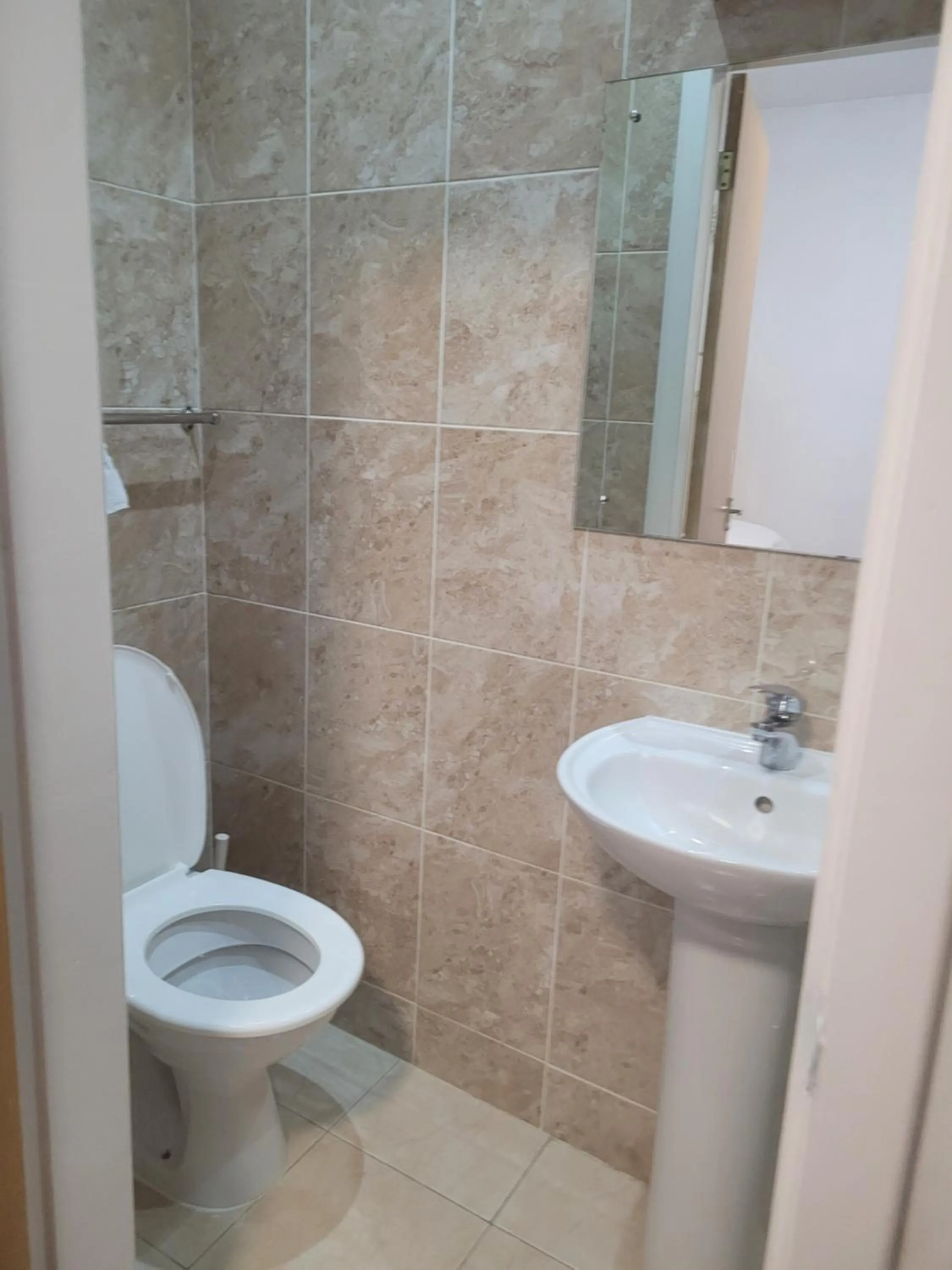 Toilet in The Gatwick White House Hotel