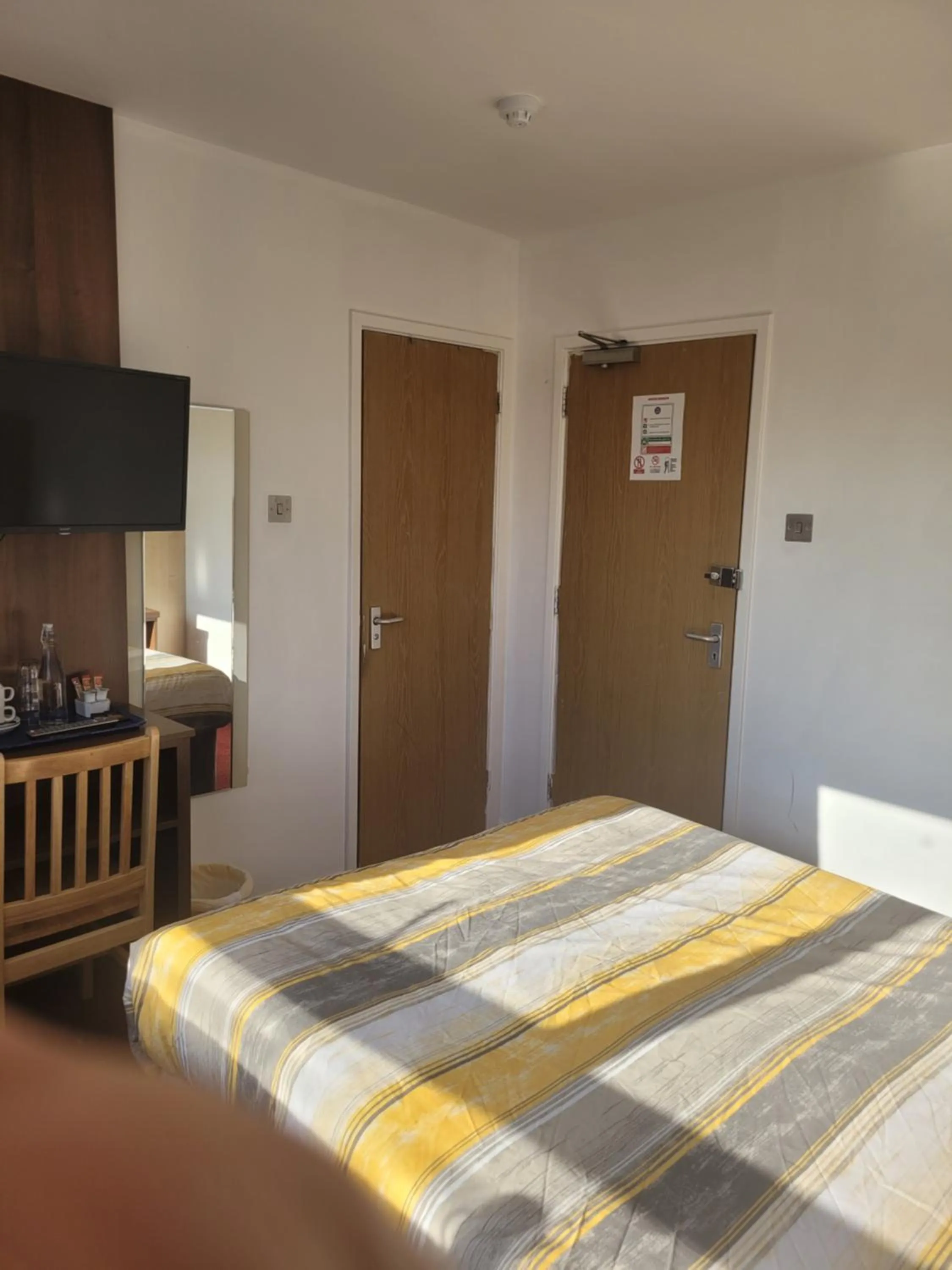 TV and multimedia, Bed in The Gatwick White House Hotel