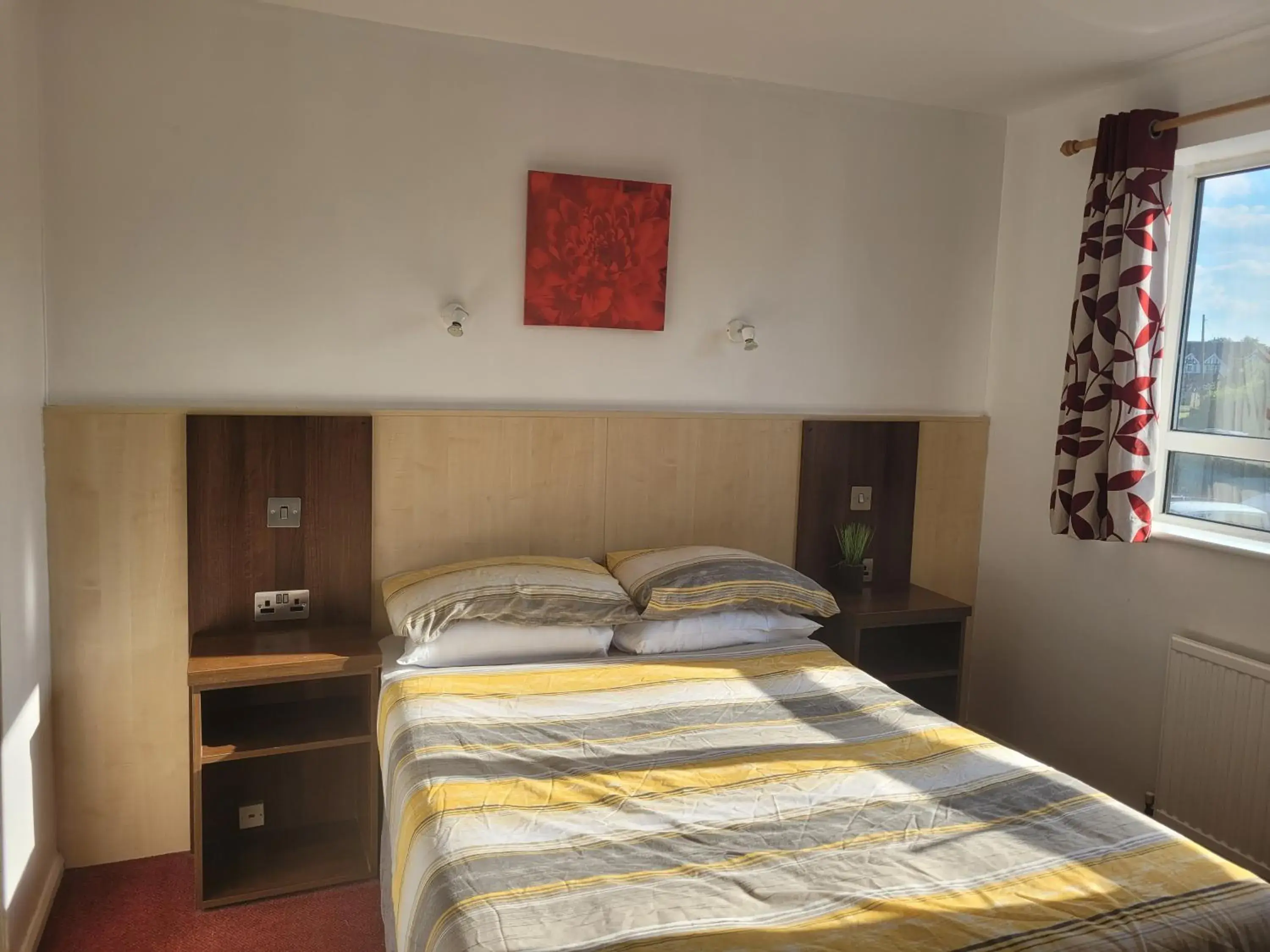 Superior Double En-suite Room in The Gatwick White House Hotel Superior Double En-suite Room in The Gatwick White House Hotel