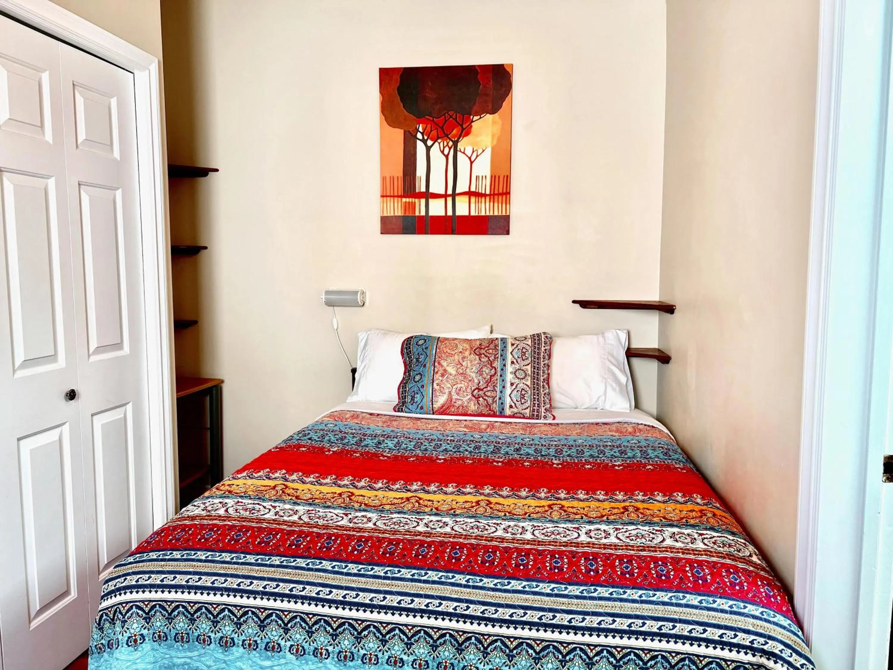 Bedroom, Bed in Peachland Beach Resort