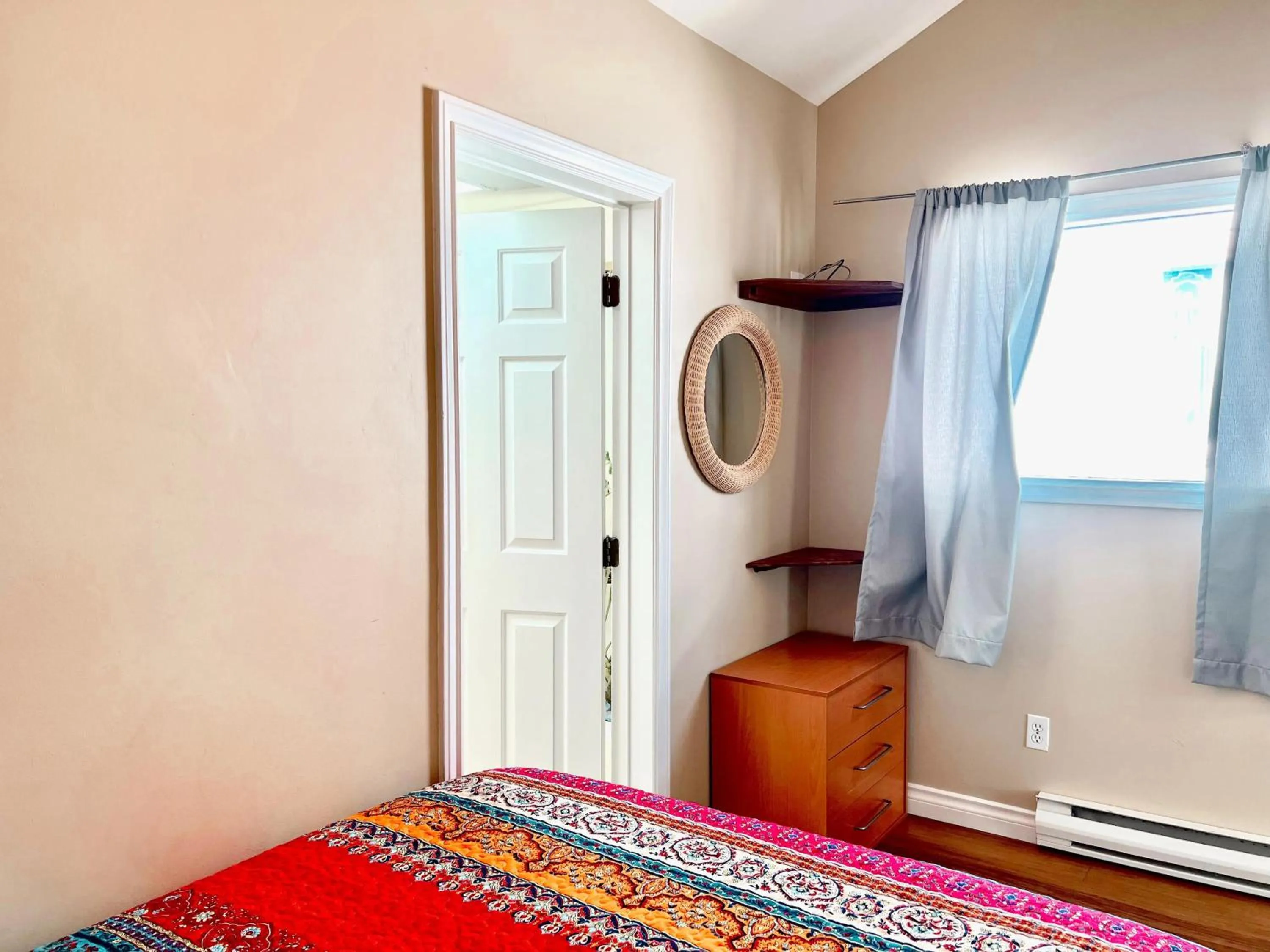 Bedroom, Bed in Peachland Beach Resort