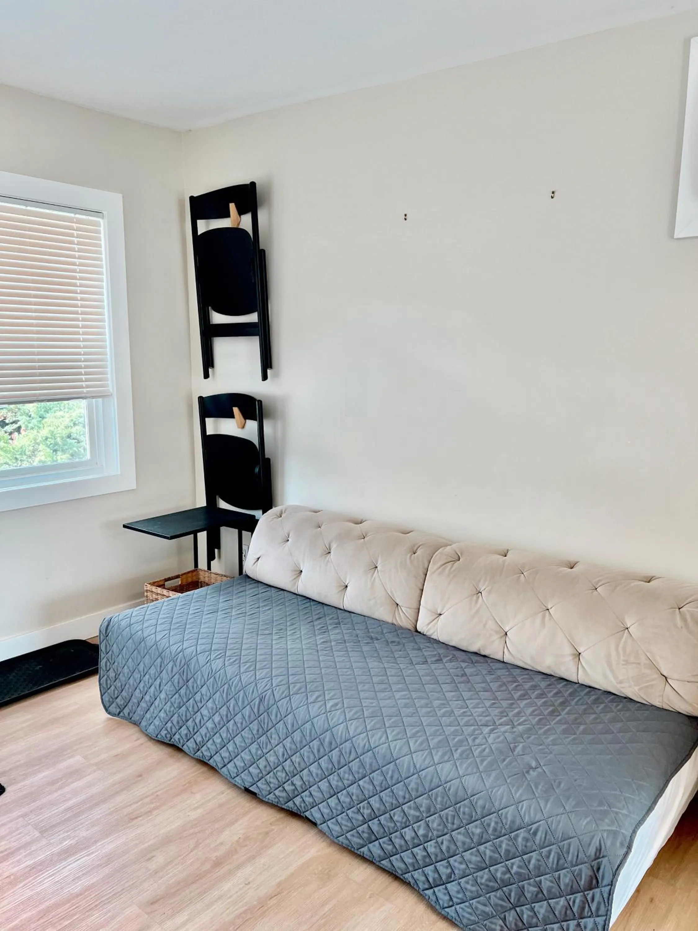 Living room, Bed in Peachland Beach Resort
