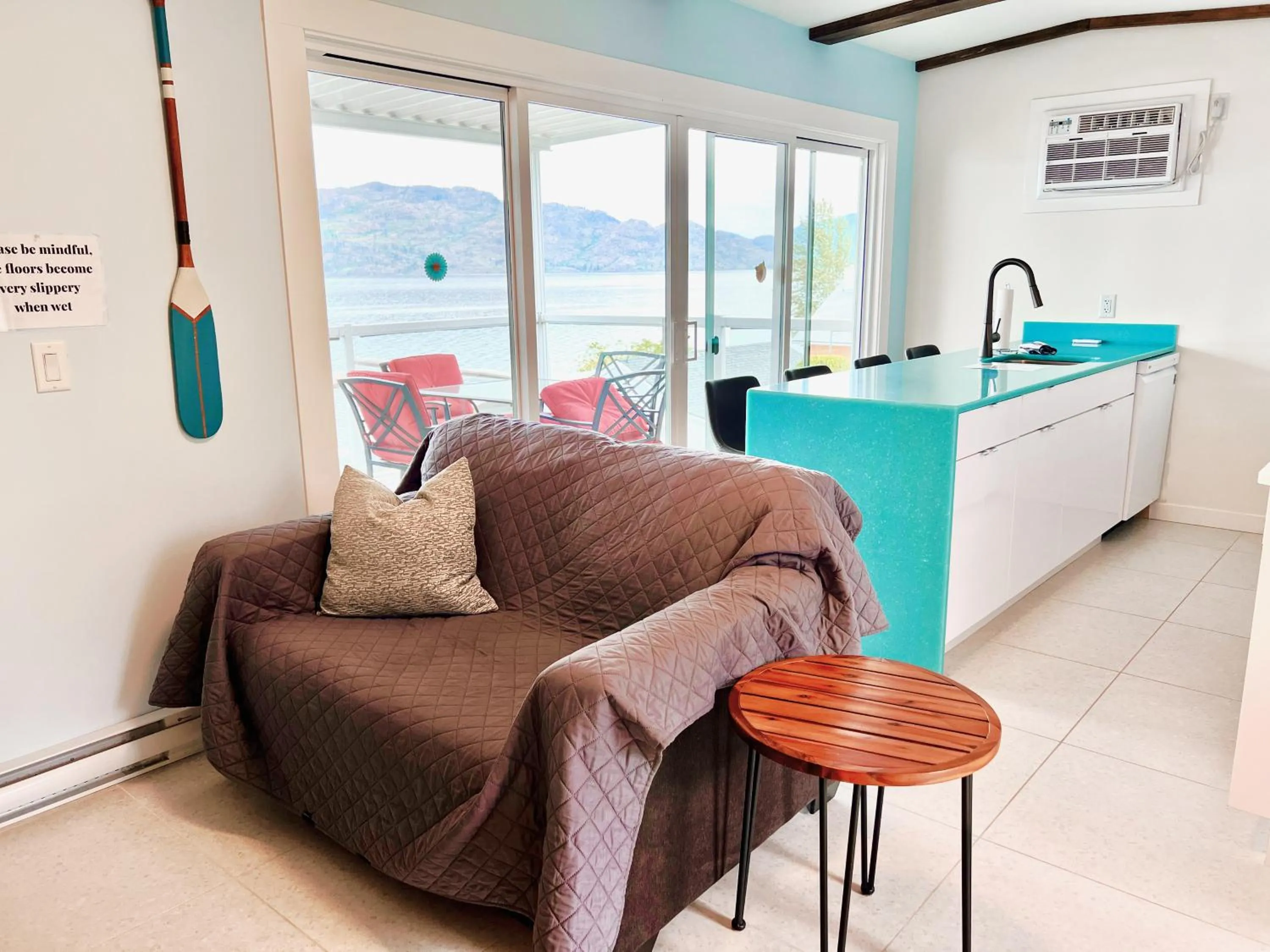 Living room in Peachland Beach Resort