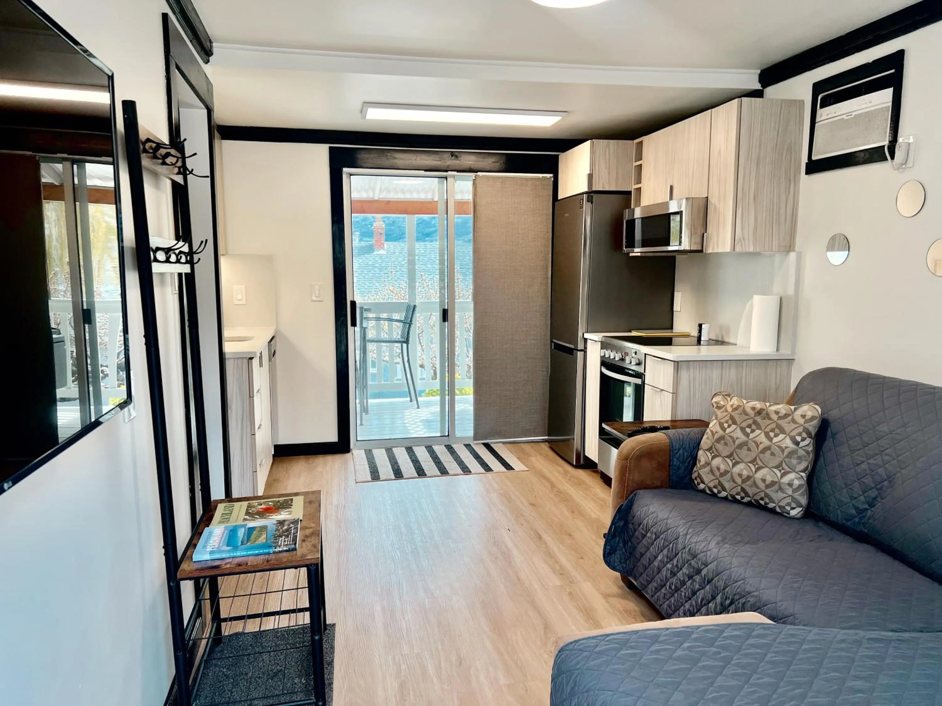 Living room in Peachland Beach Resort