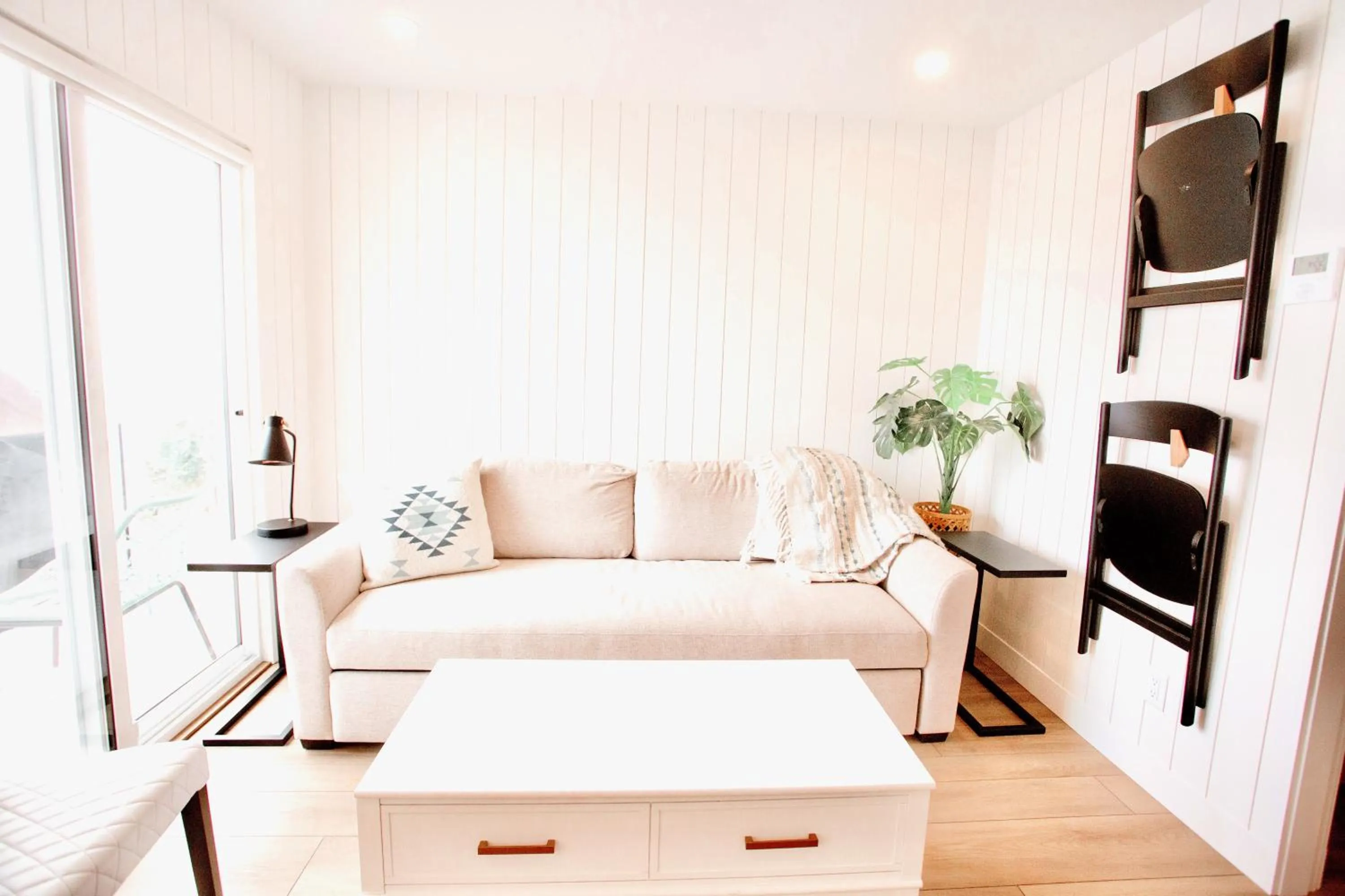 Living room in Peachland Beach Resort