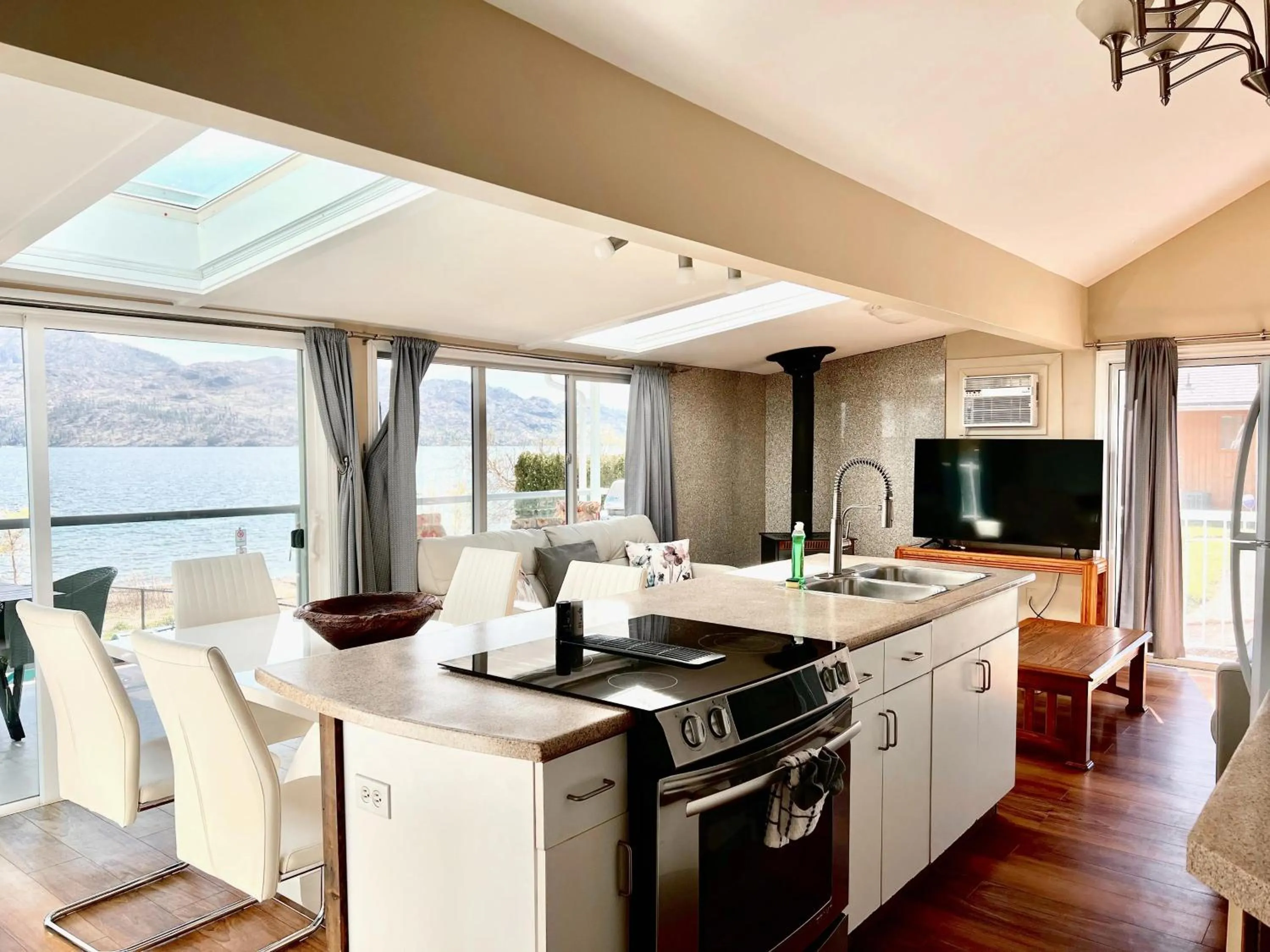 Living room in Peachland Beach Resort