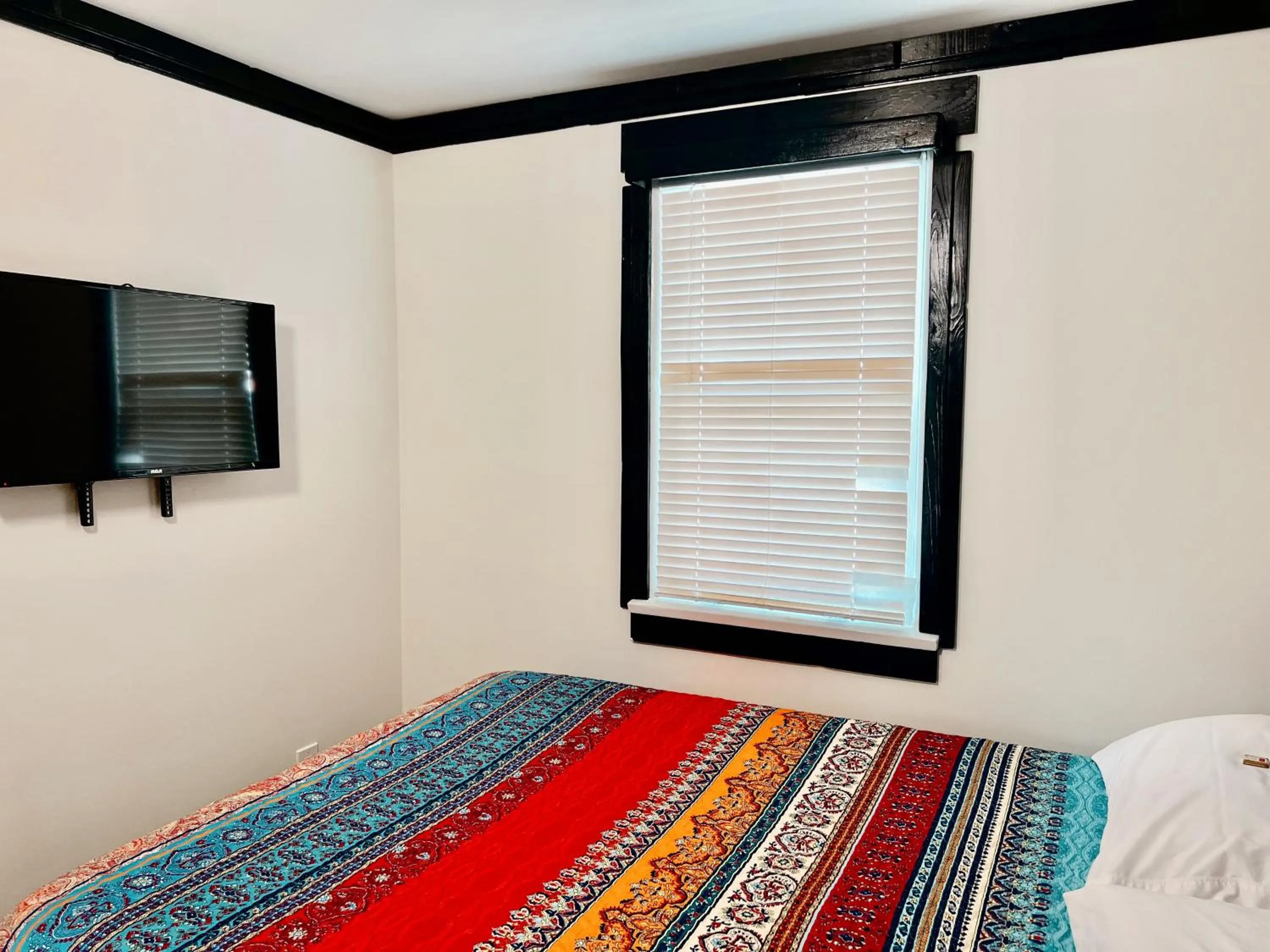 Bedroom, Bed in Peachland Beach Resort