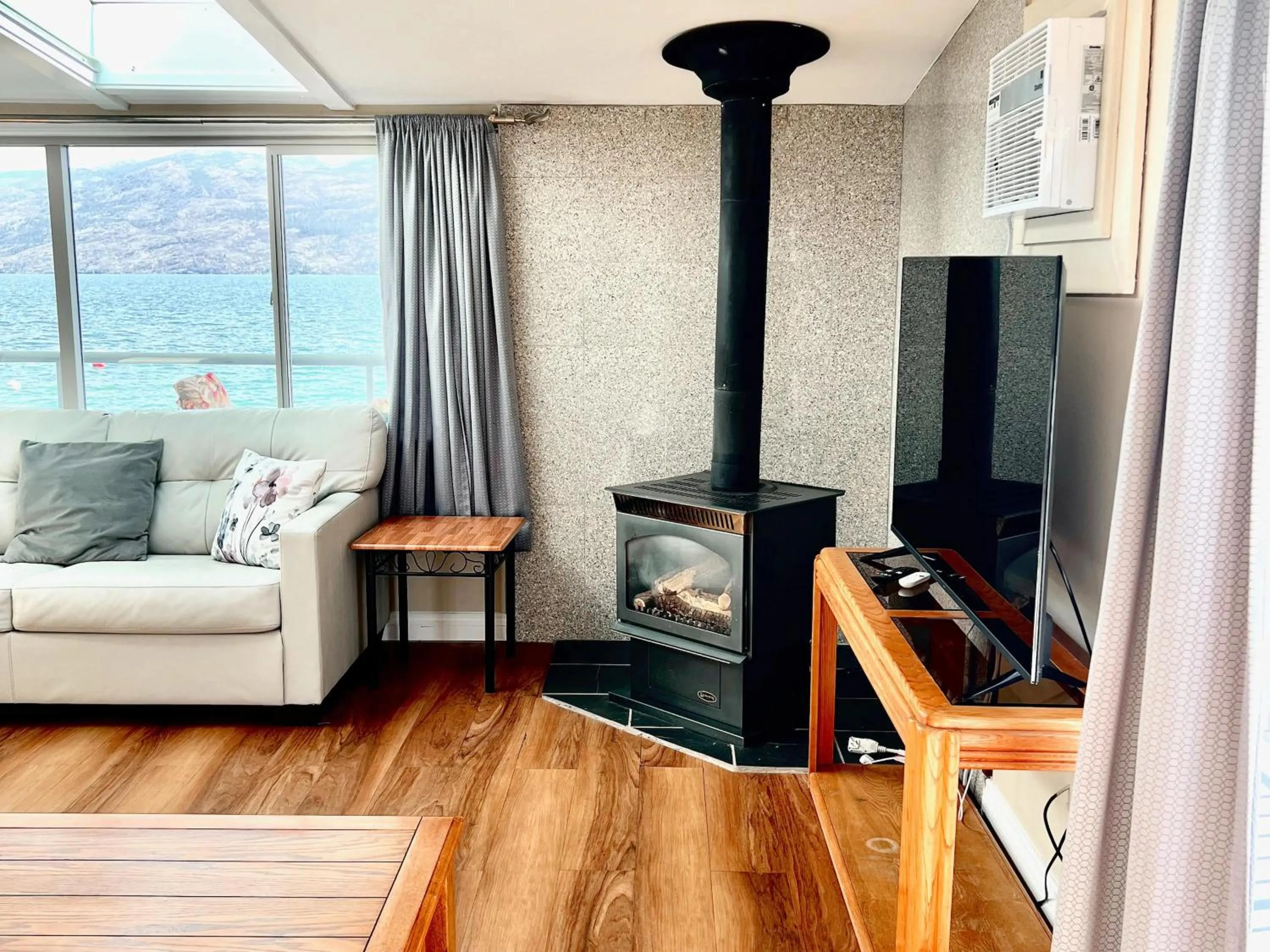 TV and multimedia in Peachland Beach Resort