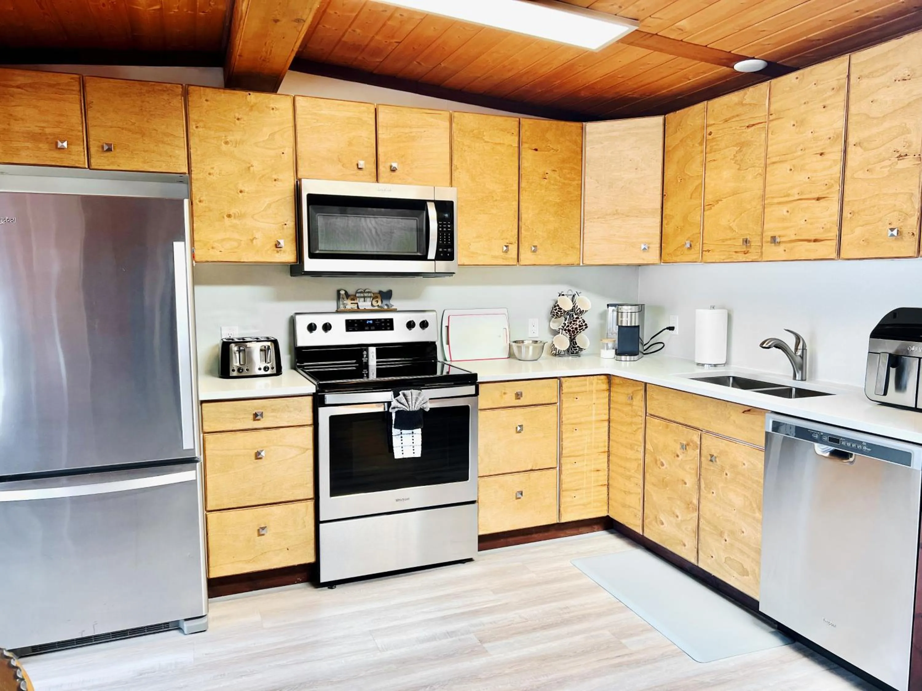 kitchen in Peachland Beach Resort