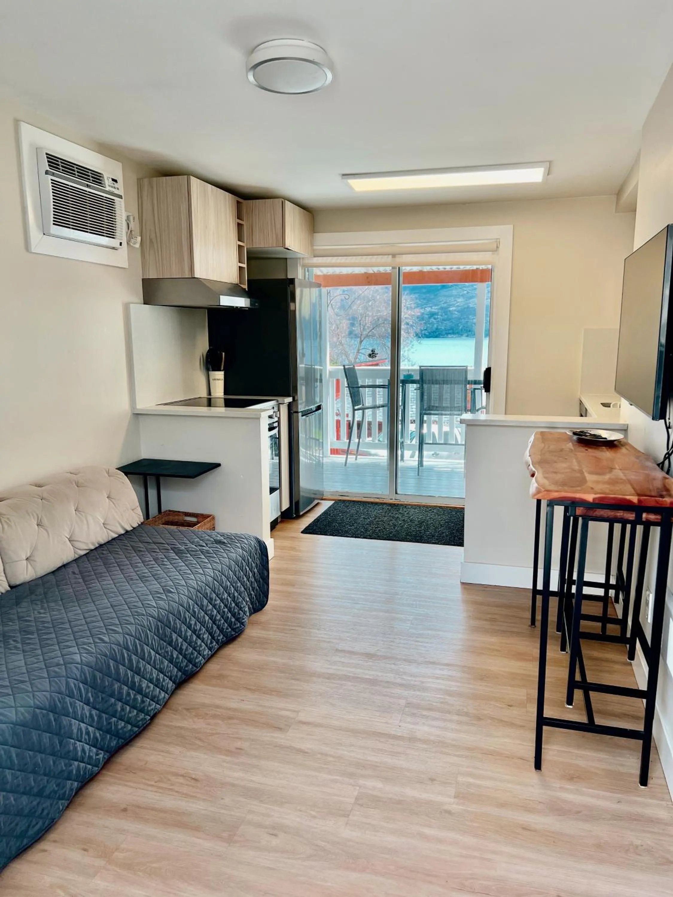 Living room in Peachland Beach Resort