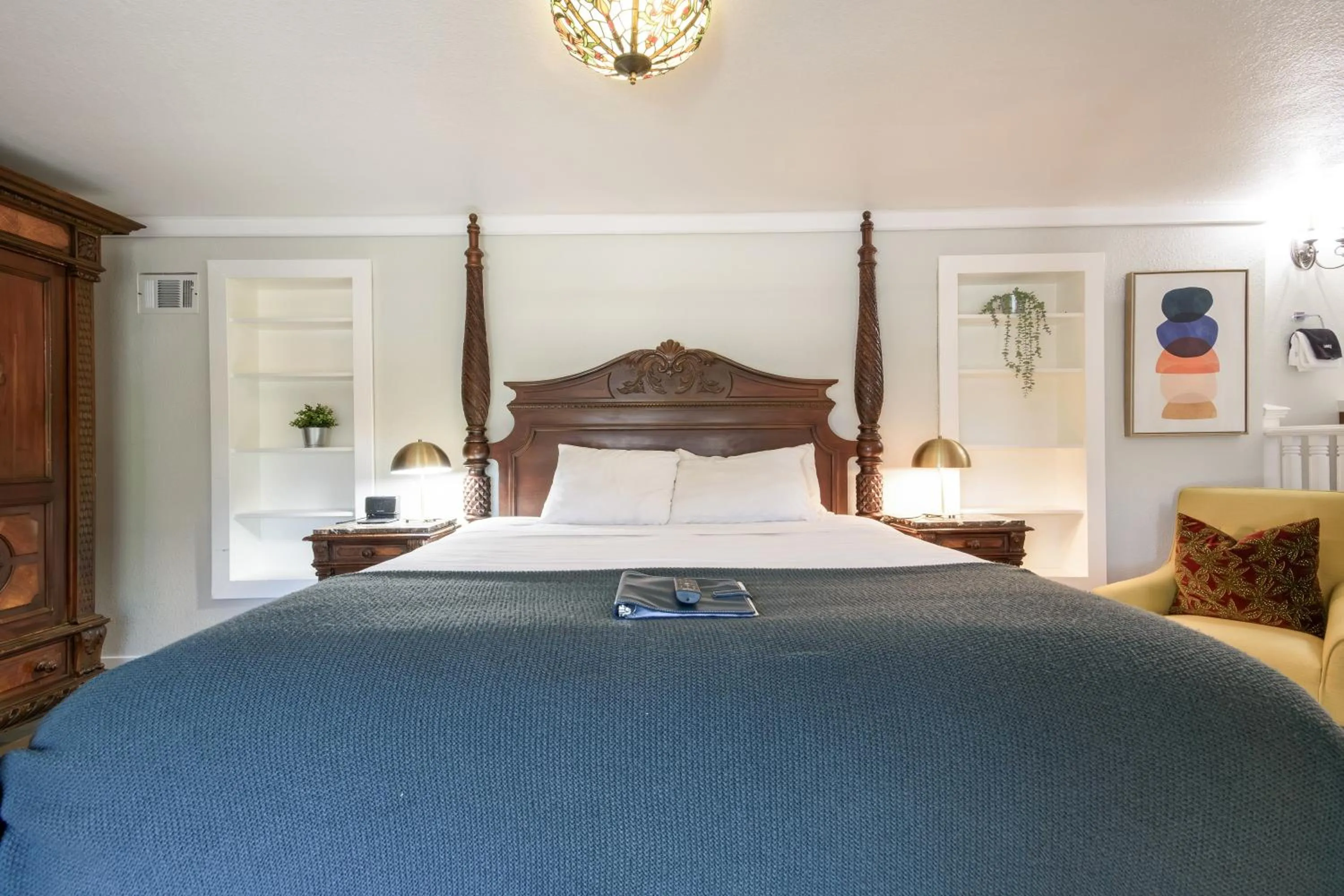 Bed in Cedar Gables Inn