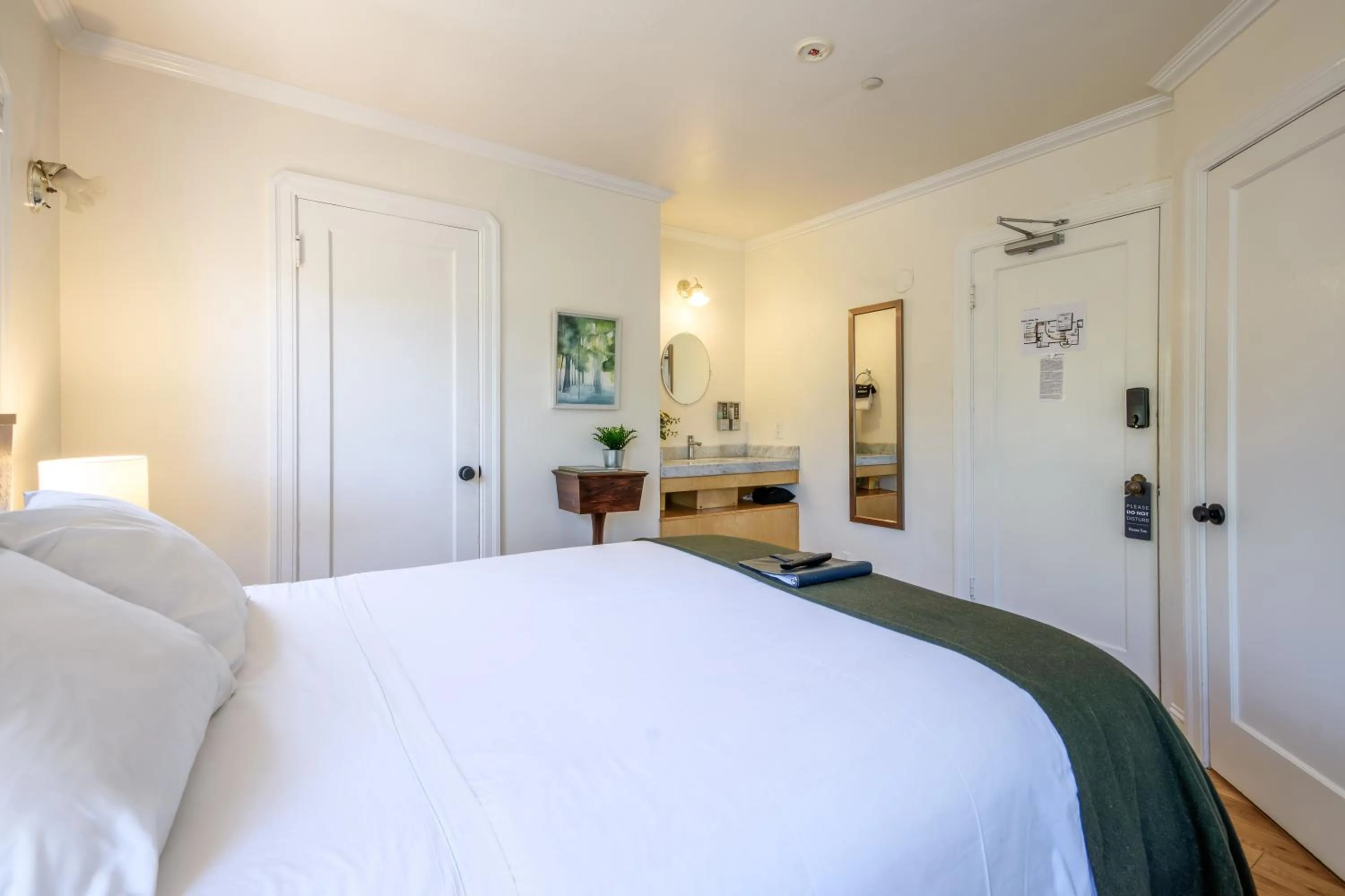 Bed in Cedar Gables Inn