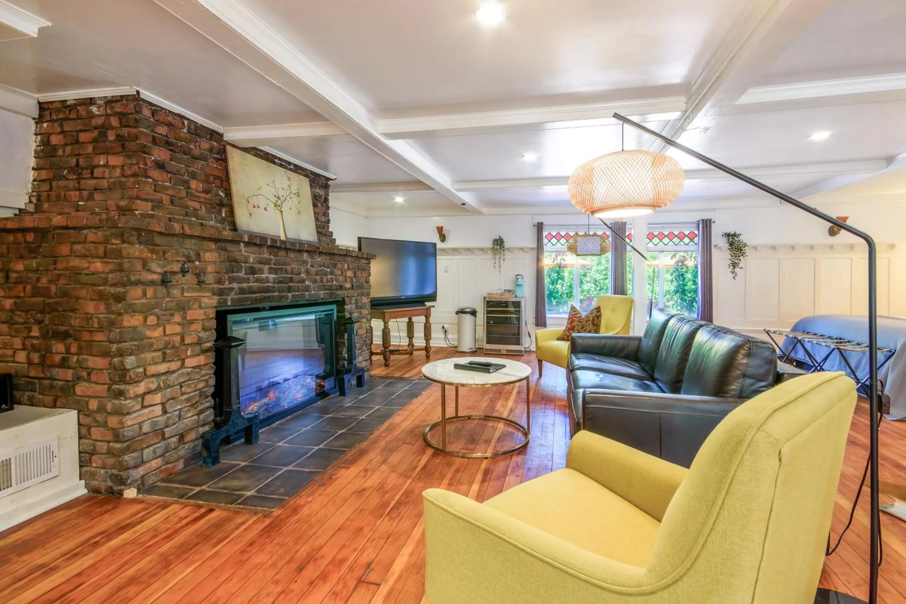 Living room in Cedar Gables Inn