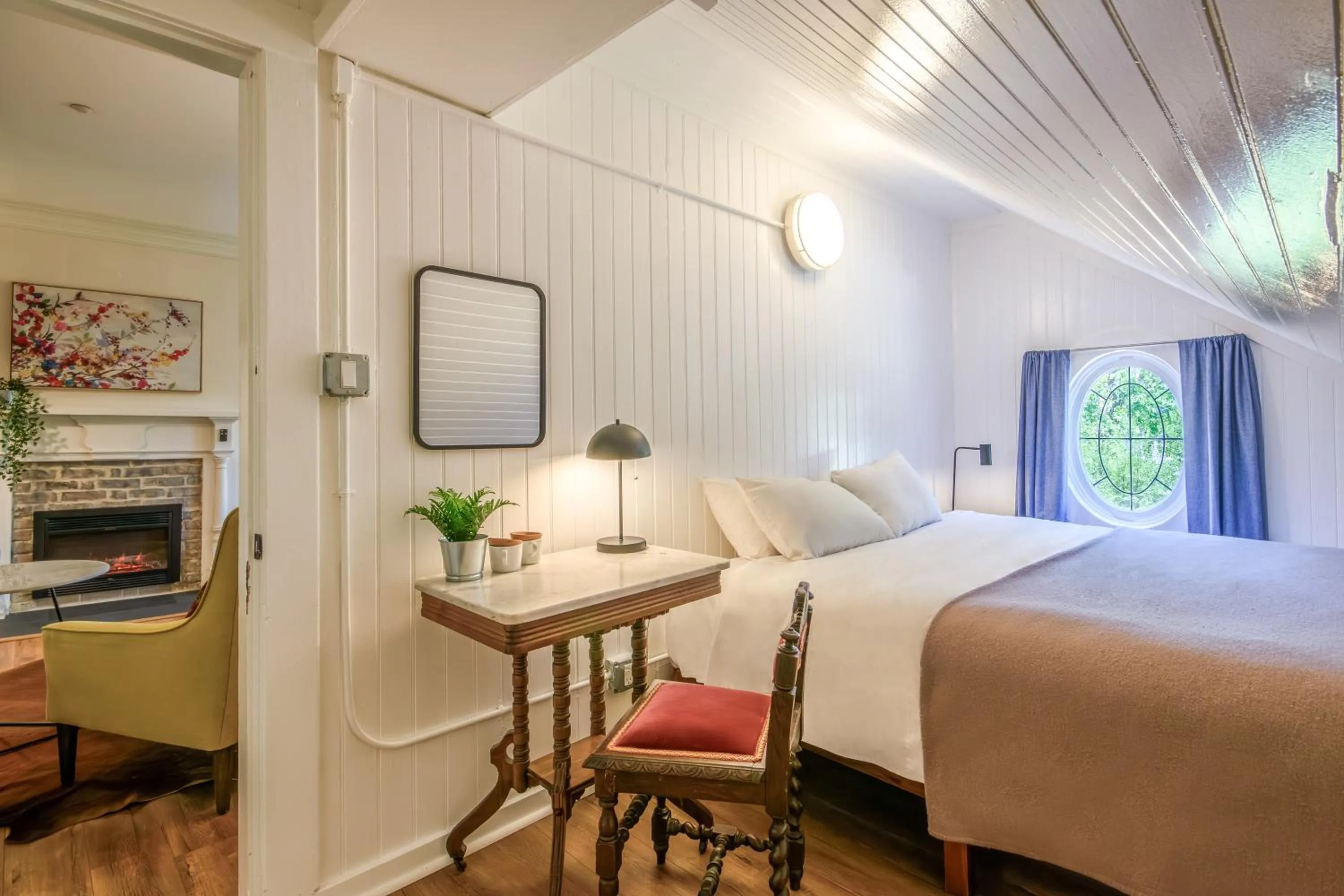 Bed in Cedar Gables Inn